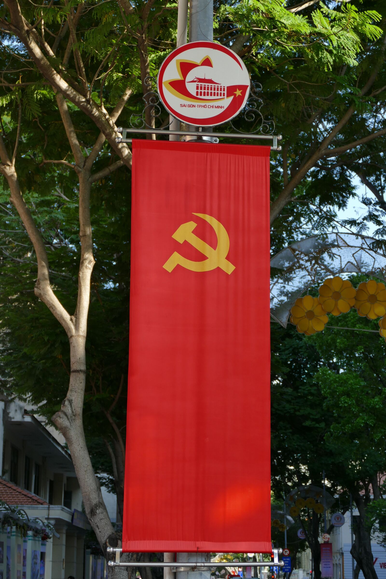 Panasonic Lumix DMC-FZ1000 sample photo. Vietnam, saigon, flag photography