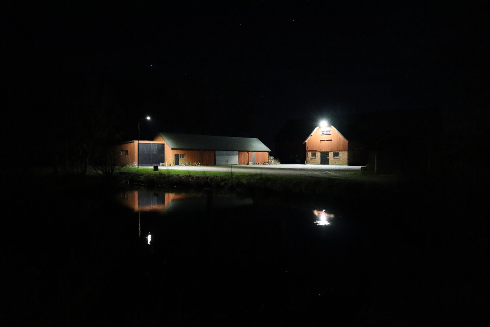 Canon EOS M50 (EOS Kiss M) sample photo. Farmhouse, barn, darkness photography