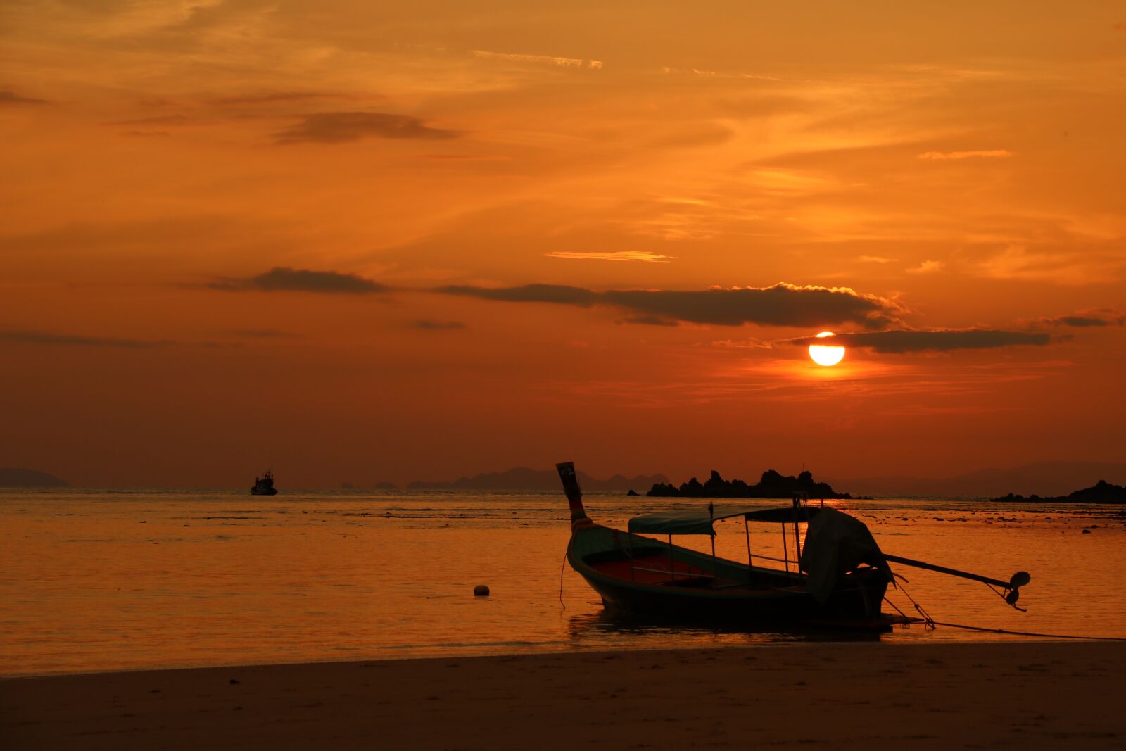 Canon EOS 750D (EOS Rebel T6i / EOS Kiss X8i) sample photo. Sunset, beach, thailand photography