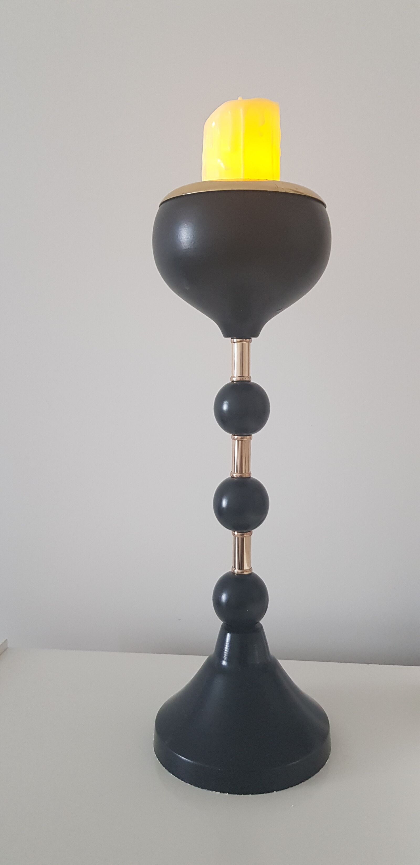 Samsung Galaxy S8 sample photo. Lamp, golden black, yellow photography