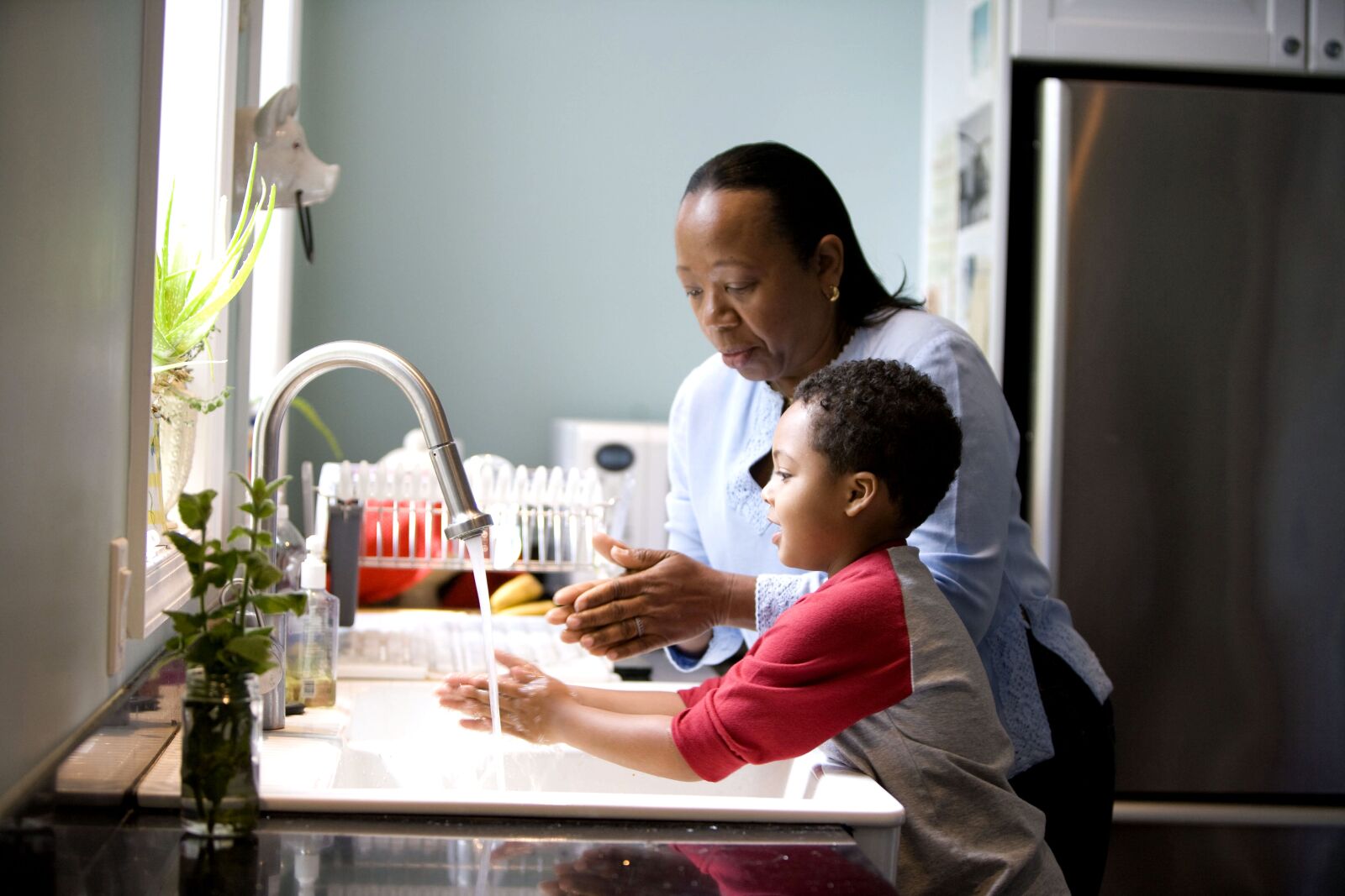 Canon EOS-1Ds Mark II sample photo. African american, mother, shown photography