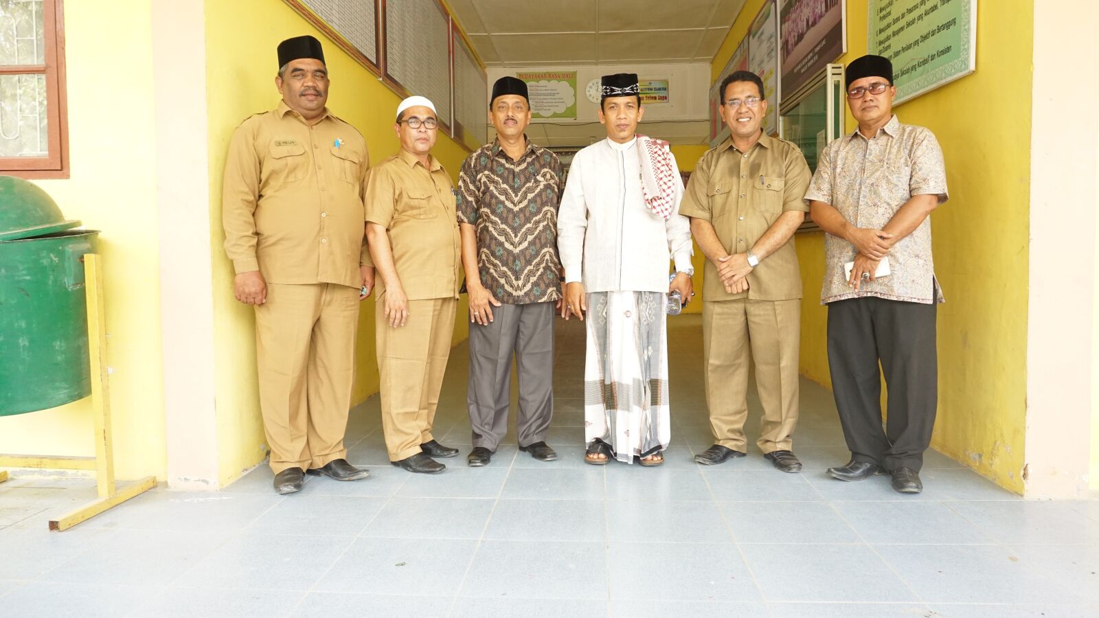 Sony a6000 sample photo. Kepala sekolah, foto bersama photography