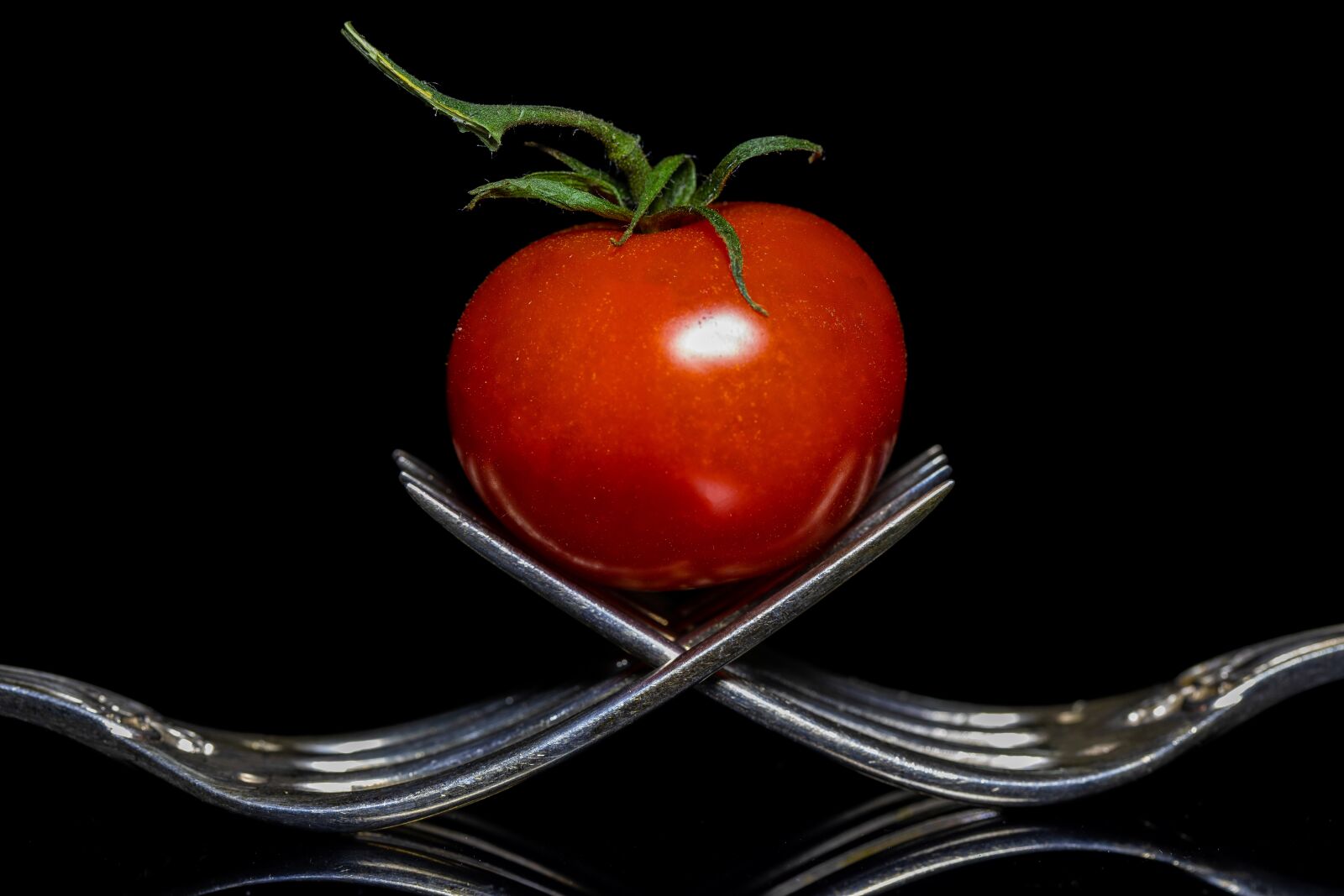 Canon EOS 5D Mark IV + Canon EF 100mm F2.8L Macro IS USM sample photo. Tomato, vegetables, fork photography