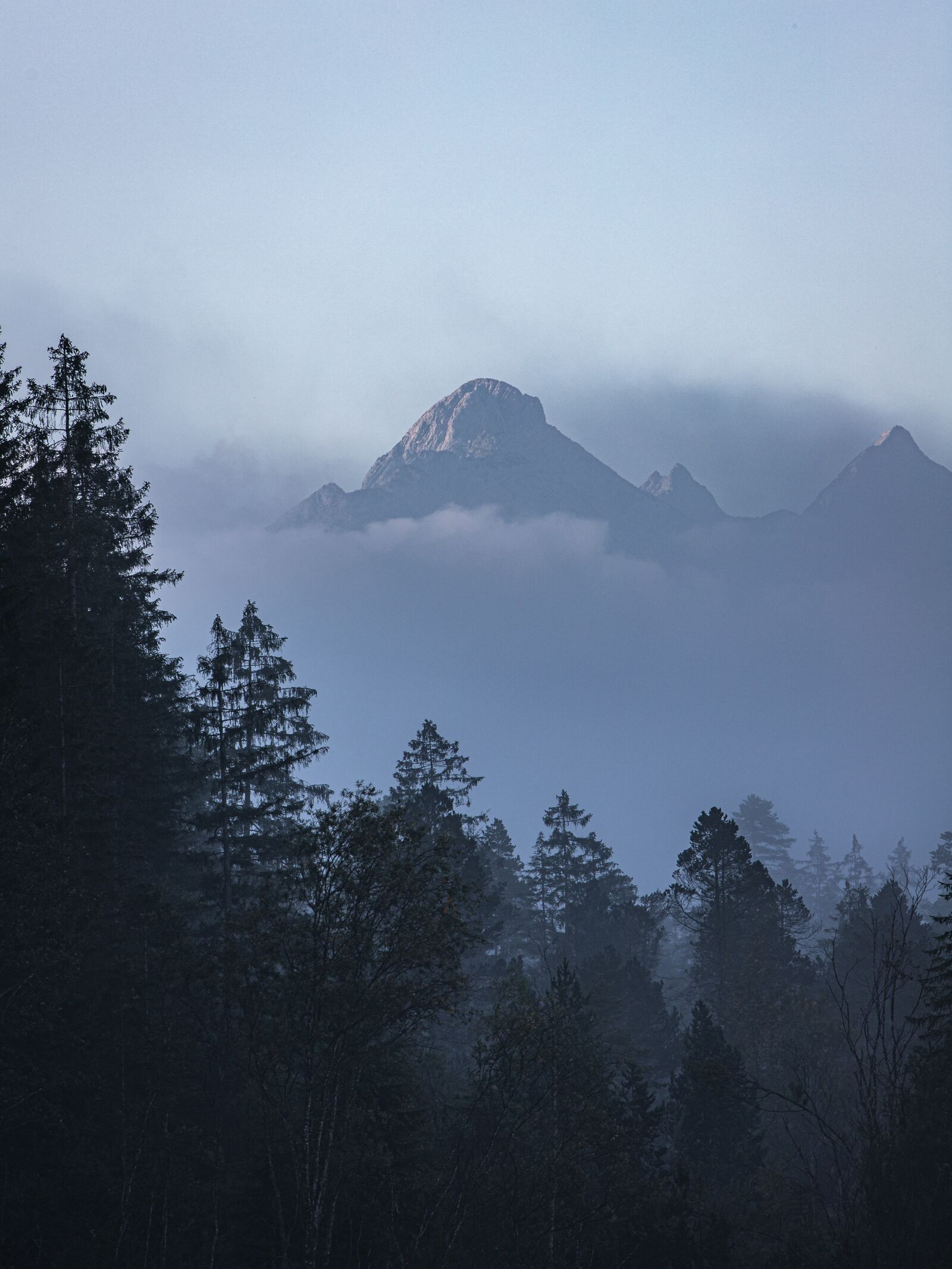 Sigma 70-200mm F2.8 EX DG OS HSM sample photo. Mountains, fog, landscape photography