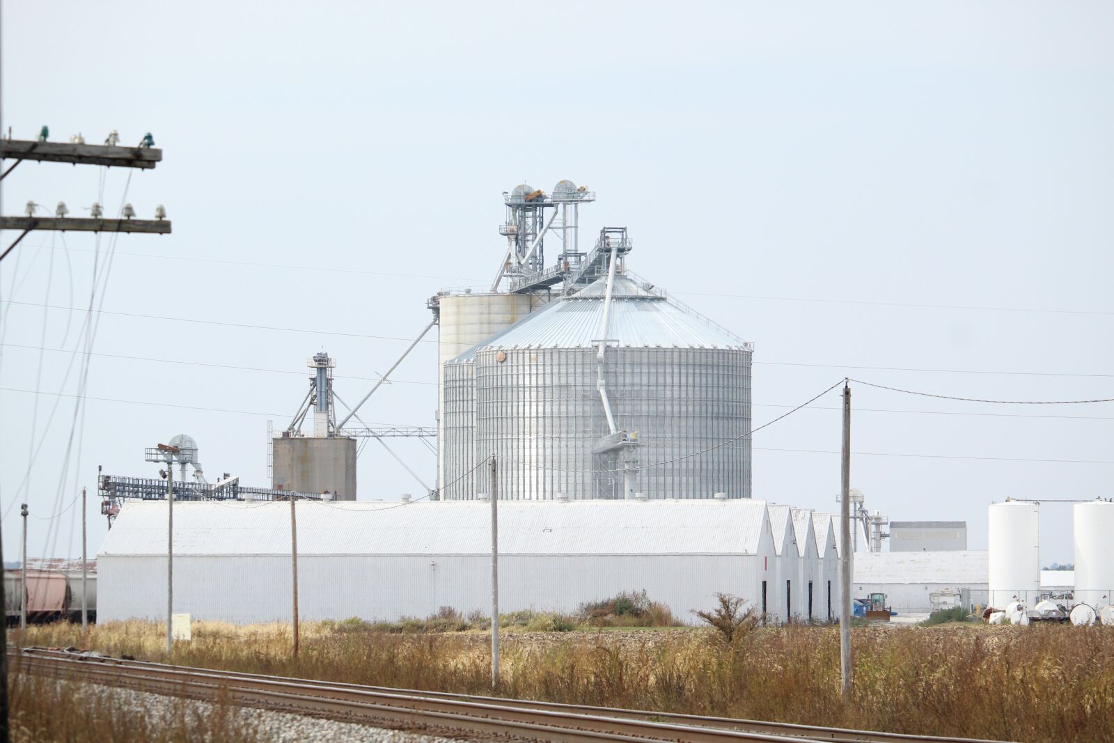 Canon EOS 1300D (EOS Rebel T6 / EOS Kiss X80) + Canon EF-S 55-250mm F4-5.6 IS STM sample photo. Grain elevator, landscape, country photography