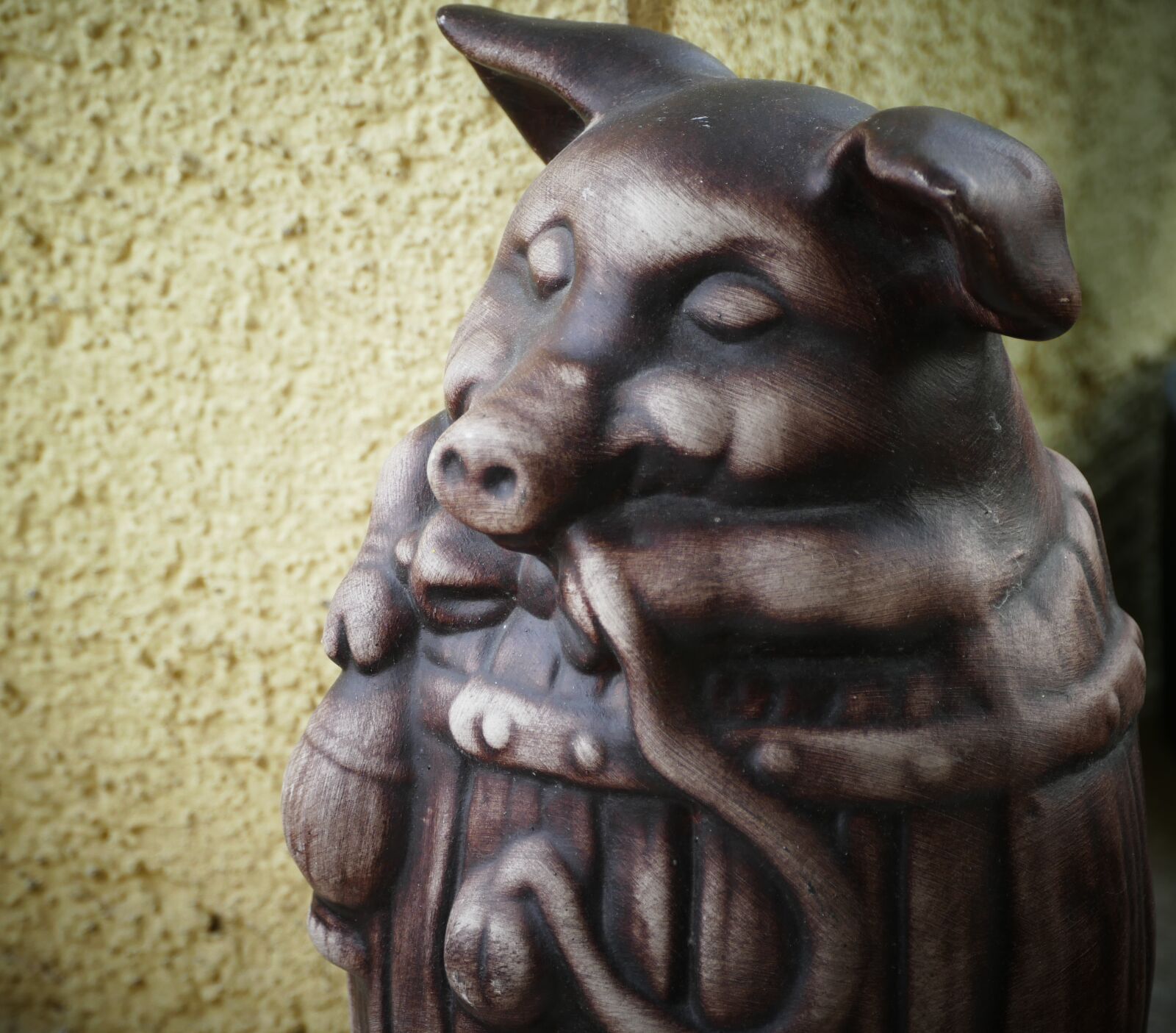 Panasonic Lumix DMC-FZ1000 sample photo. Piggy bank, decor photography