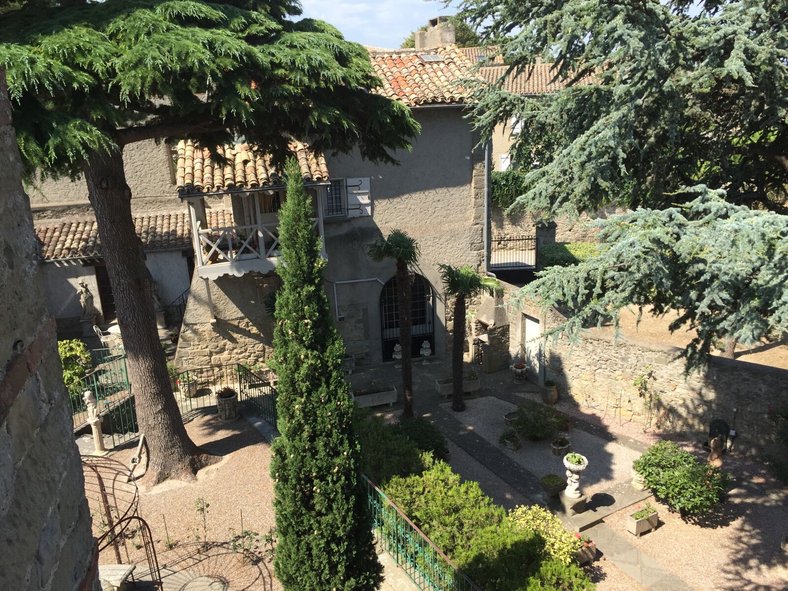 iPhone 6 back camera 4.15mm f/2.2 sample photo. Carcassonne, france, garden photography