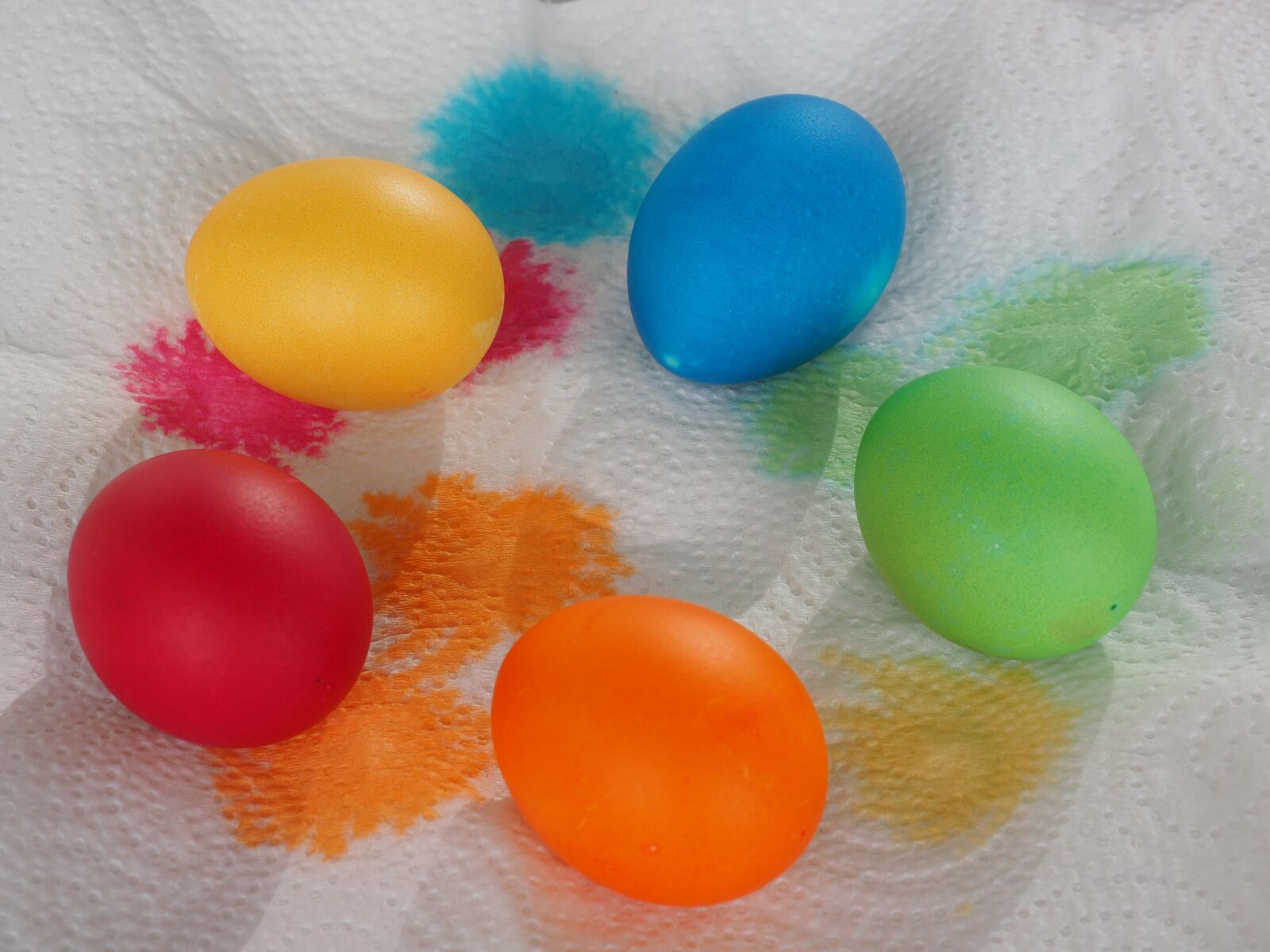 Olympus OM-D E-M1 + Olympus M.Zuiko Digital ED 12-40mm F2.8 Pro sample photo. Easter eggs colors, color photography