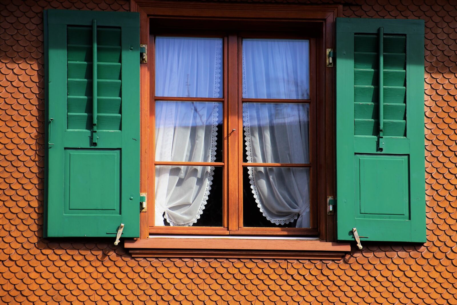 Canon EOS 80D sample photo. House, shutters, green photography