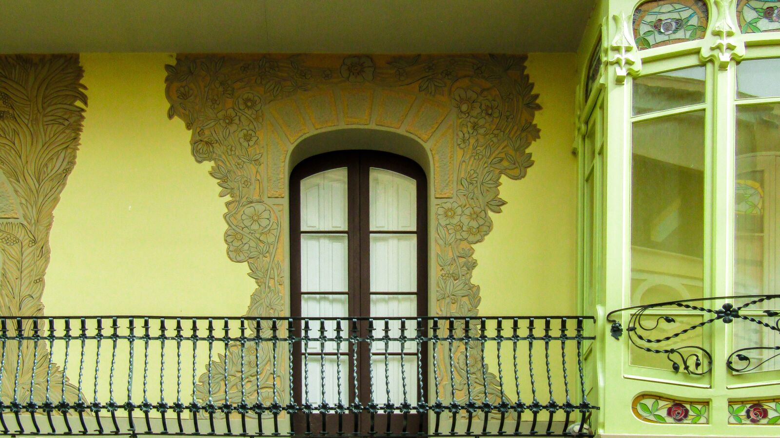 Canon PowerShot SX410 IS sample photo. Window, house, architecture photography