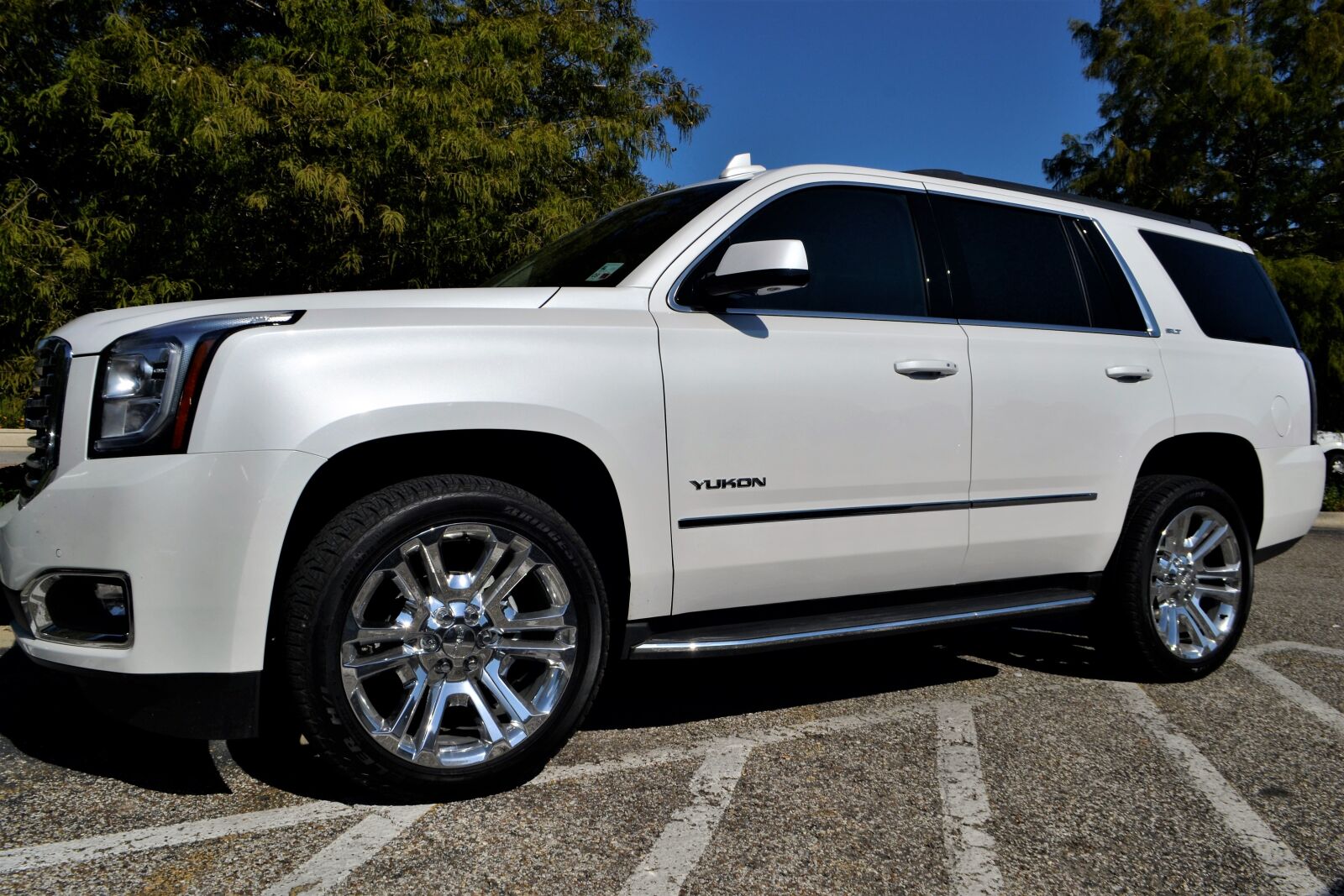 Nikon D3100 sample photo. Gmc yukon, sports utility photography