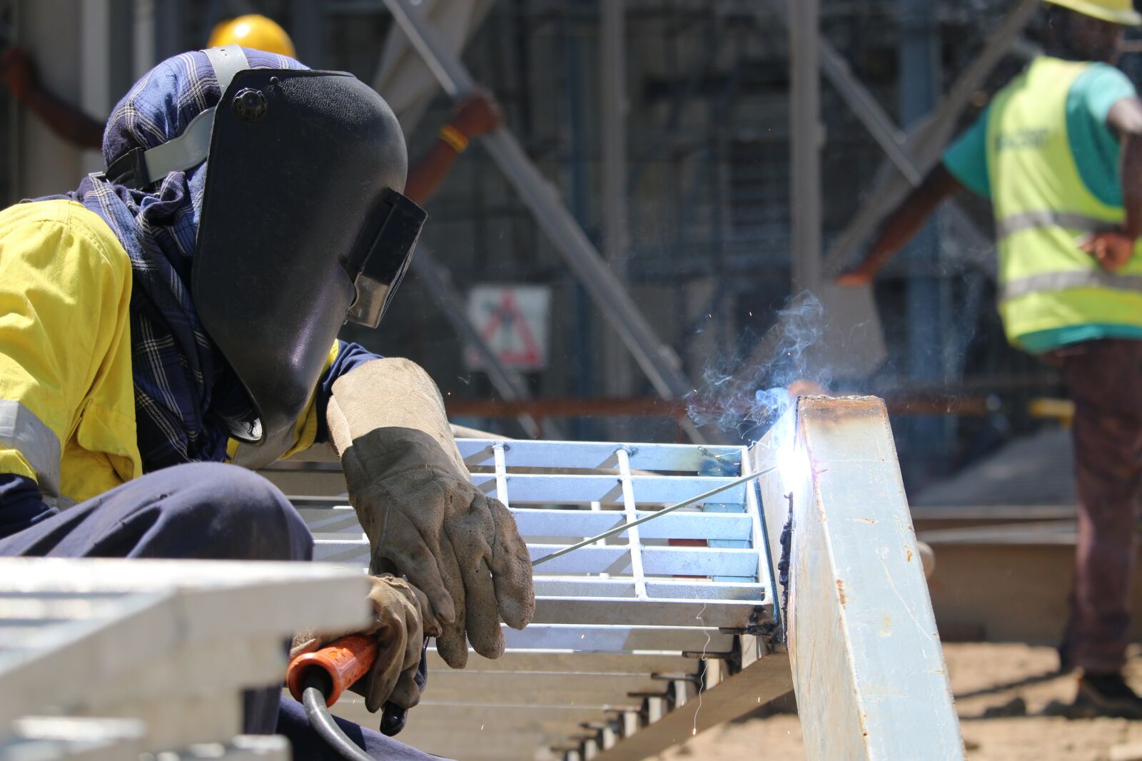 Canon EOS 70D + Canon EF-S 55-250mm F4-5.6 IS STM sample photo. Welding, metal, industry photography