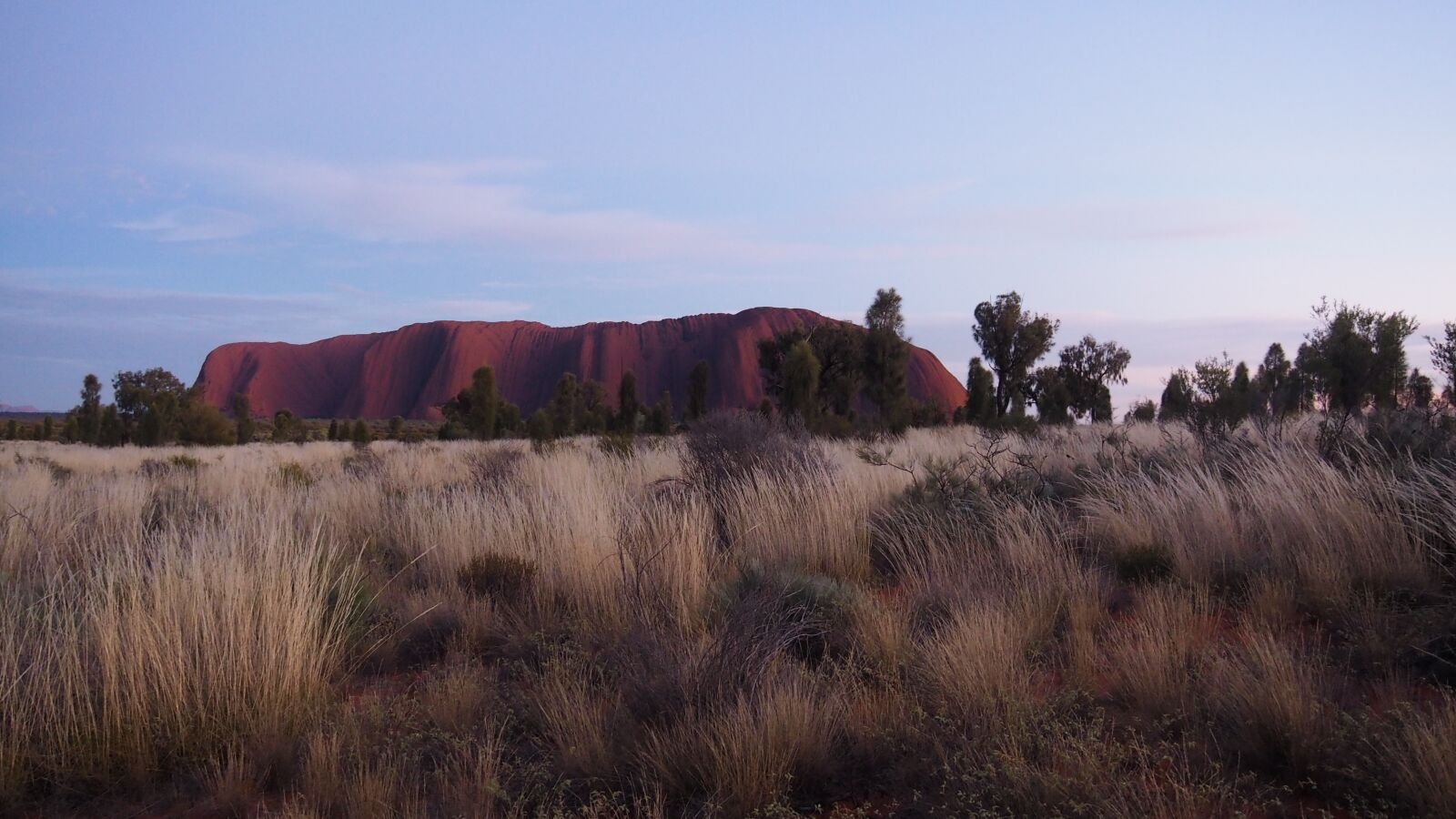 Olympus OM-D E-M10 II + OLYMPUS M.14-150mm F4.0-5.6 II sample photo. Uluru, sunrise, nt australia photography