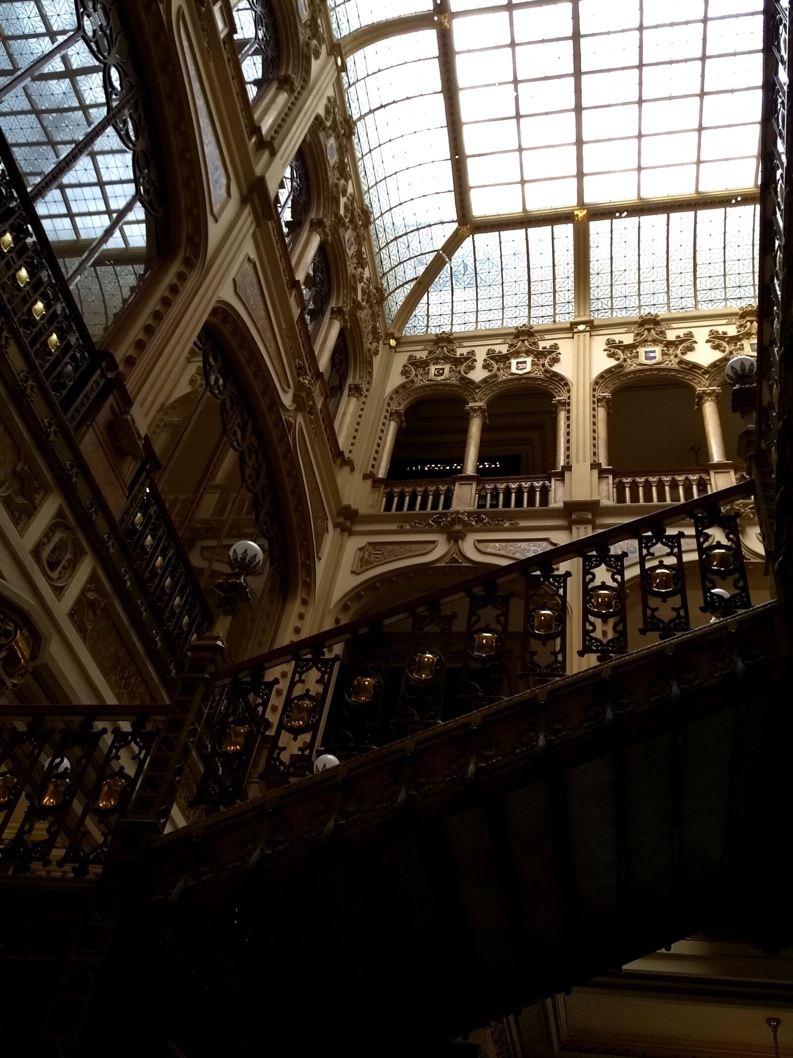 Motorola Moto G (5) Plus sample photo. Stairs, dome, inside photography