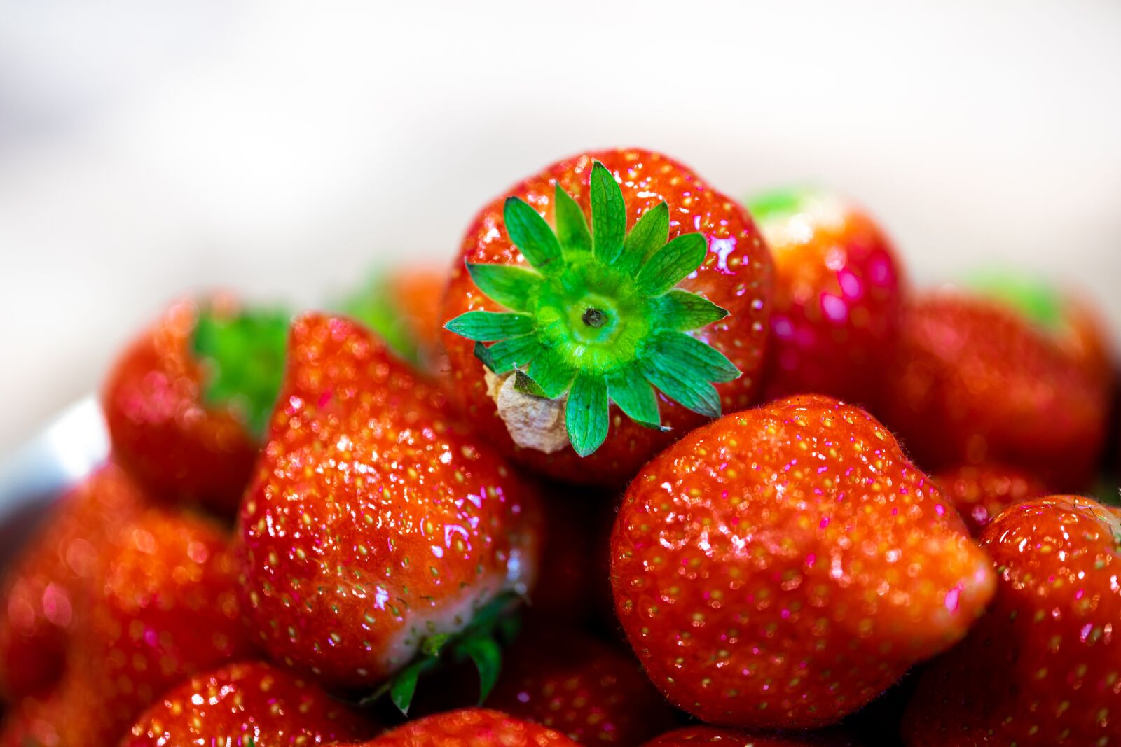 Sigma 70mm F2.8 DG Macro Art sample photo. Strawberries, shell, fruit photography