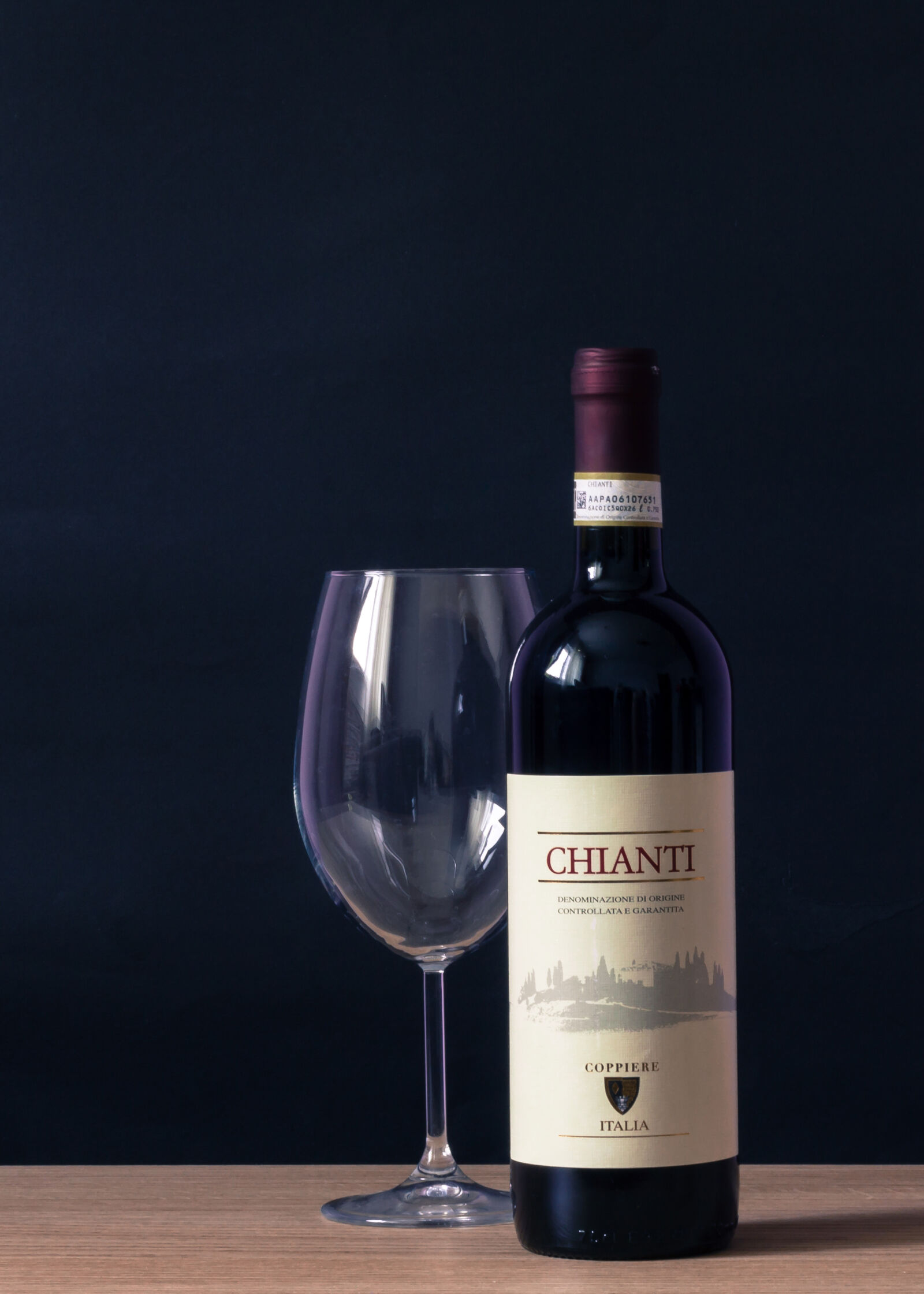 Canon EOS 550D (EOS Rebel T2i / EOS Kiss X4) + Canon EF 50mm F1.8 II sample photo. Chianti, labeled, bottle, and photography