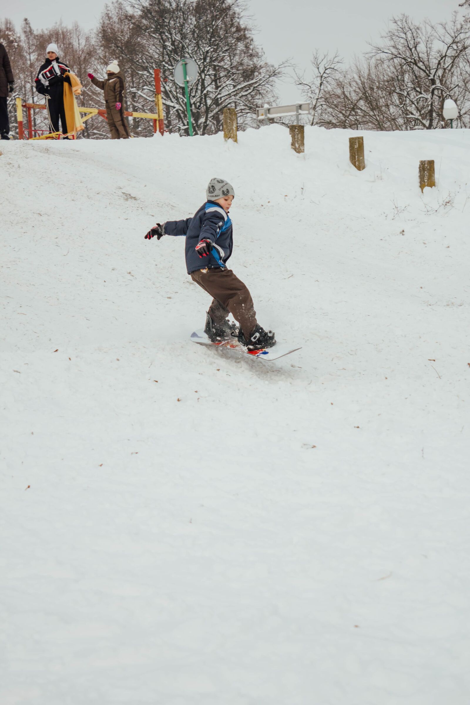 Canon EF-S 18-55mm F3.5-5.6 IS sample photo. Downhill, snowboard, winter, boy photography