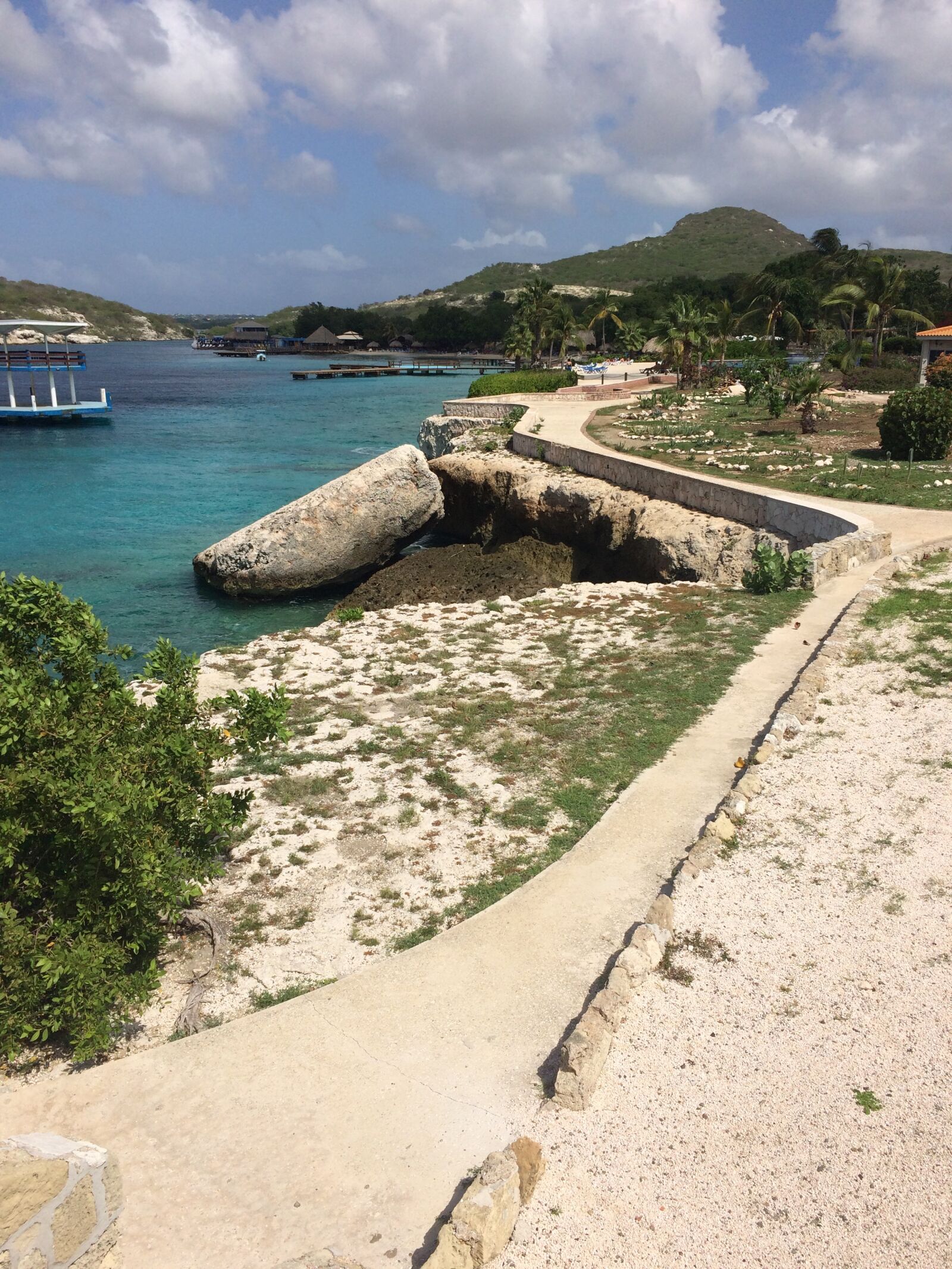 iPhone 5s back camera 4.15mm f/2.2 sample photo. Curacao, beach, route photography