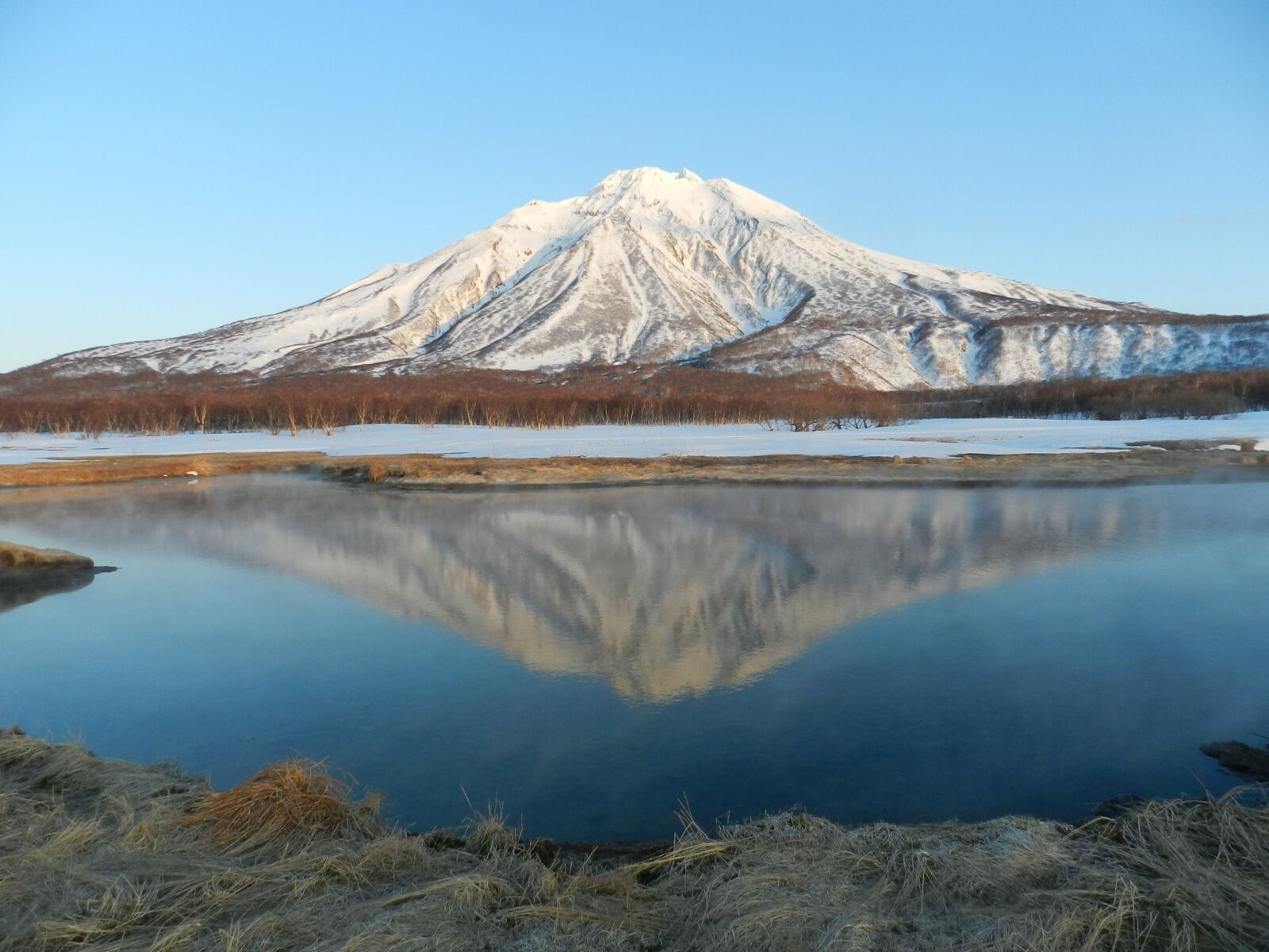 Nikon Coolpix P500 sample photo. Volcano, lake, river photography