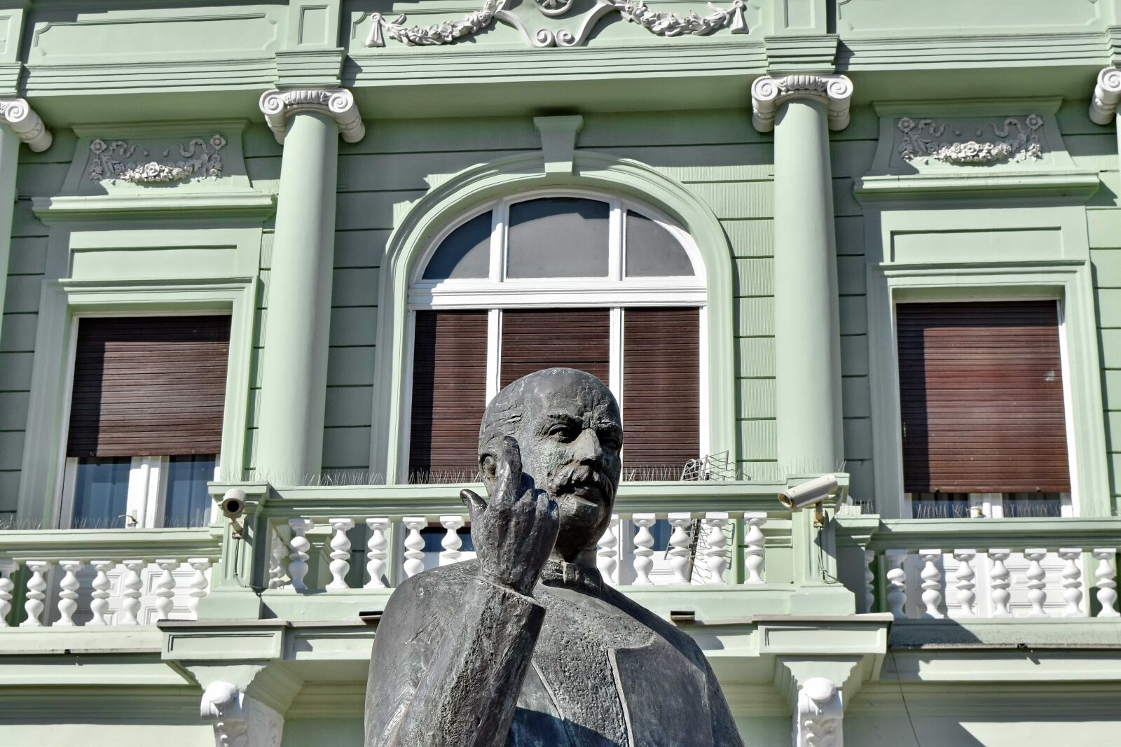 Nikon D5500 sample photo. Bronze, bust, downtown, facade photography