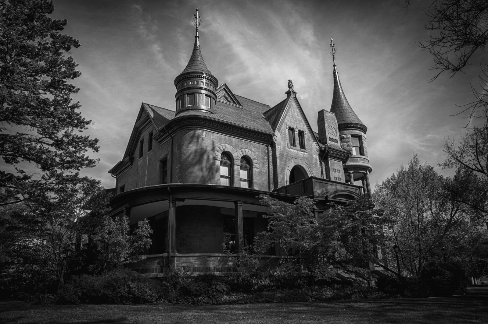 Nikon D3200 sample photo. Black and white, mansion photography