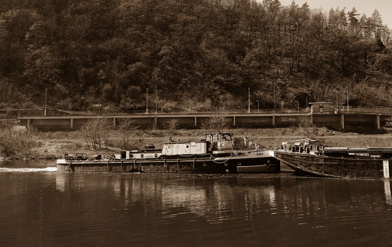 iPhone SE back camera 4.15mm f/2.2 sample photo. Tugboat, tug boat, vltava photography