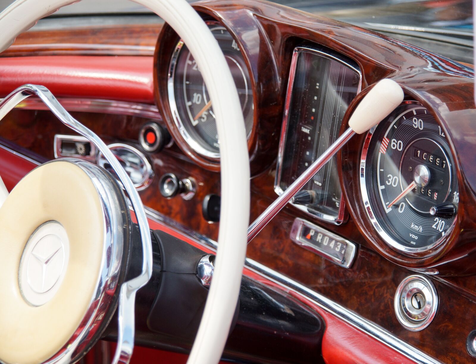 Sony SLT-A37 sample photo. Classic, car, auto photography