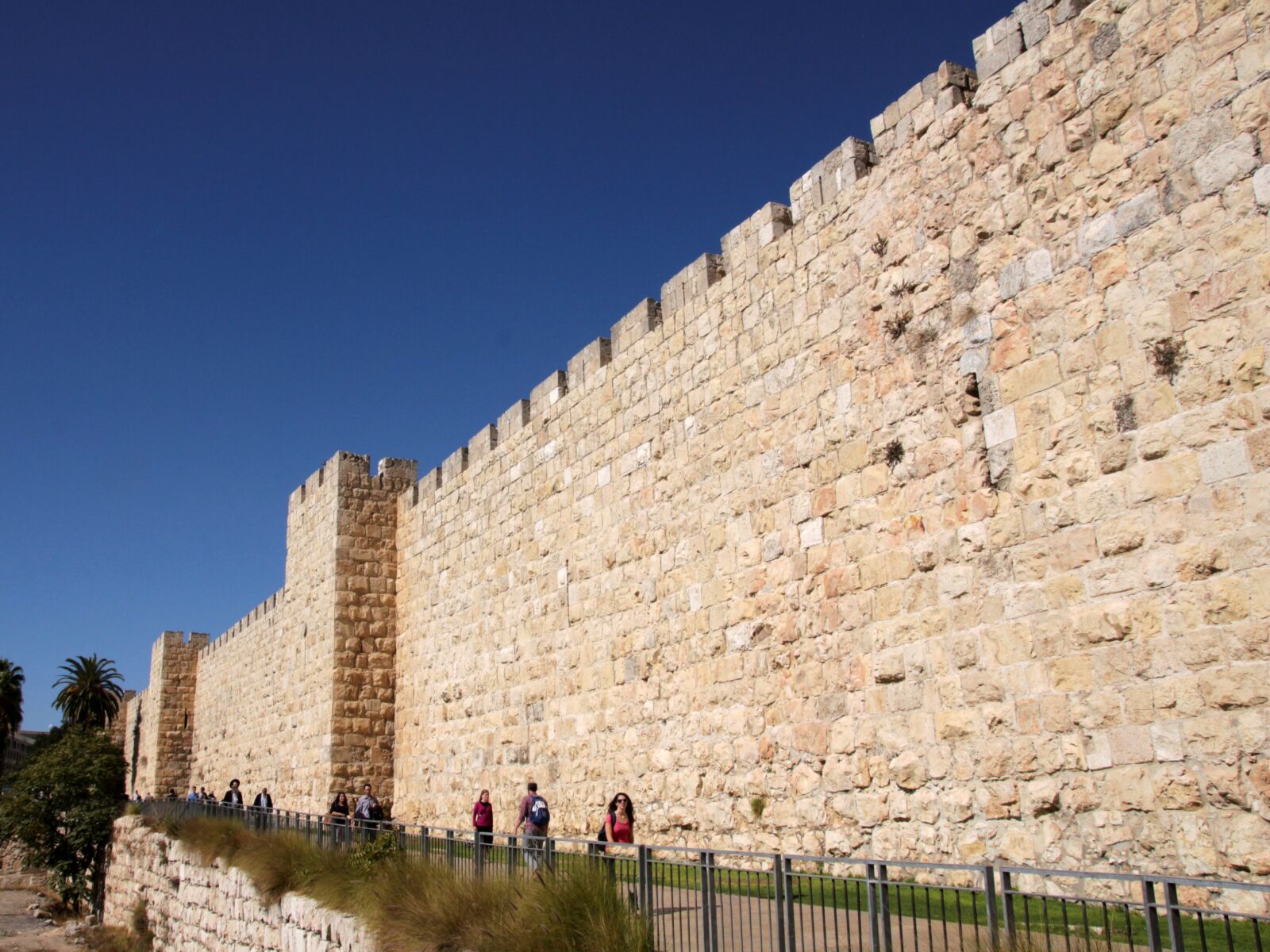 Canon EOS 650D (EOS Rebel T4i / EOS Kiss X6i) sample photo. Jerusalem, city wall, fixing photography
