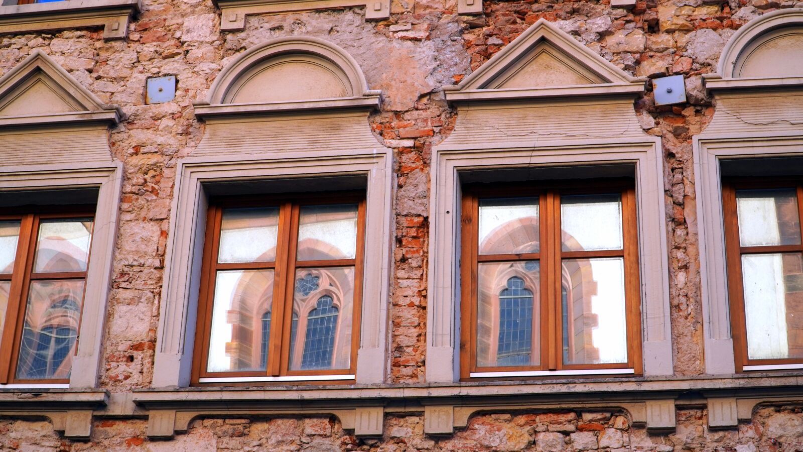 Sony E PZ 18-105mm F4 G OSS sample photo. Window, facade, old historic photography