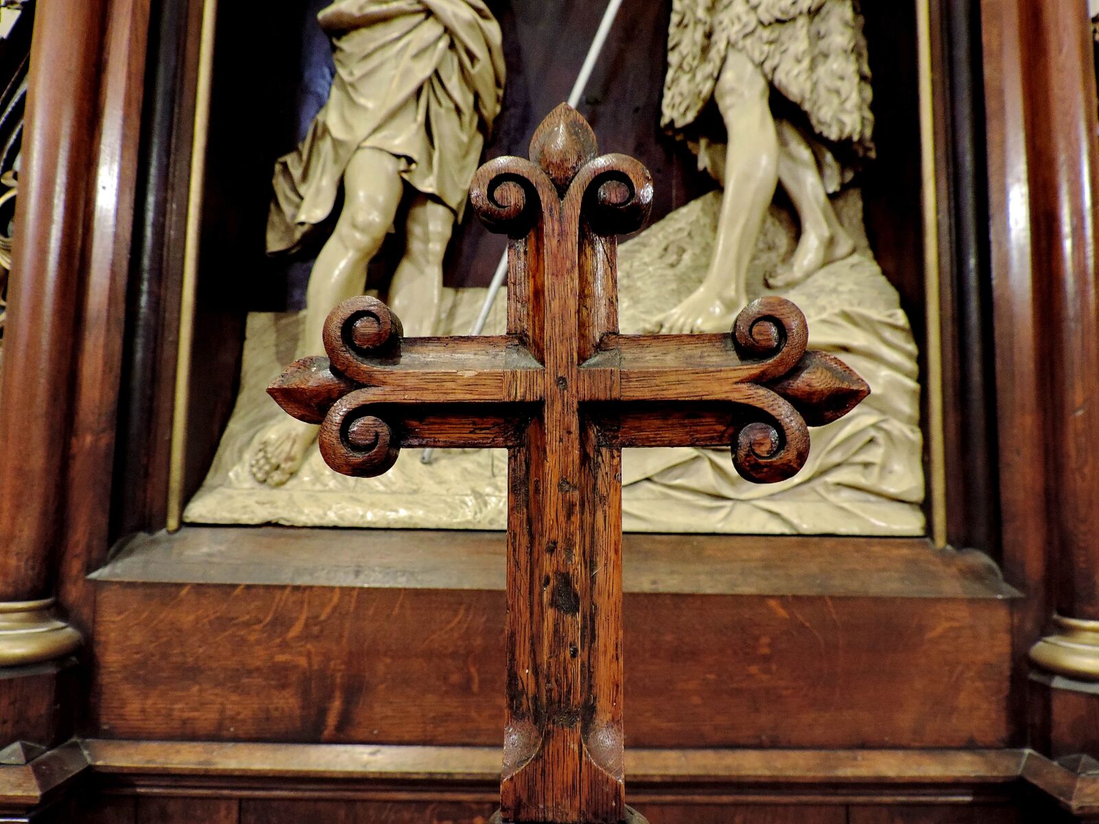 Nikon Coolpix P520 sample photo. Cathedral, catholic, cross, wood photography