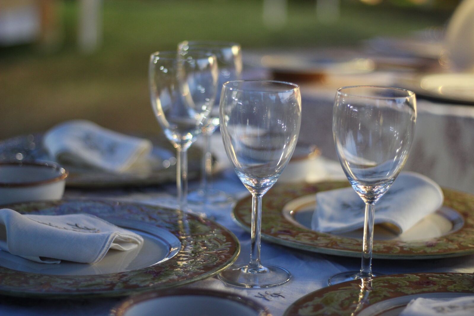 Canon EOS 1200D (EOS Rebel T5 / EOS Kiss X70 / EOS Hi) + Canon EF 50mm F1.8 STM sample photo. Table, glasses, dishes photography