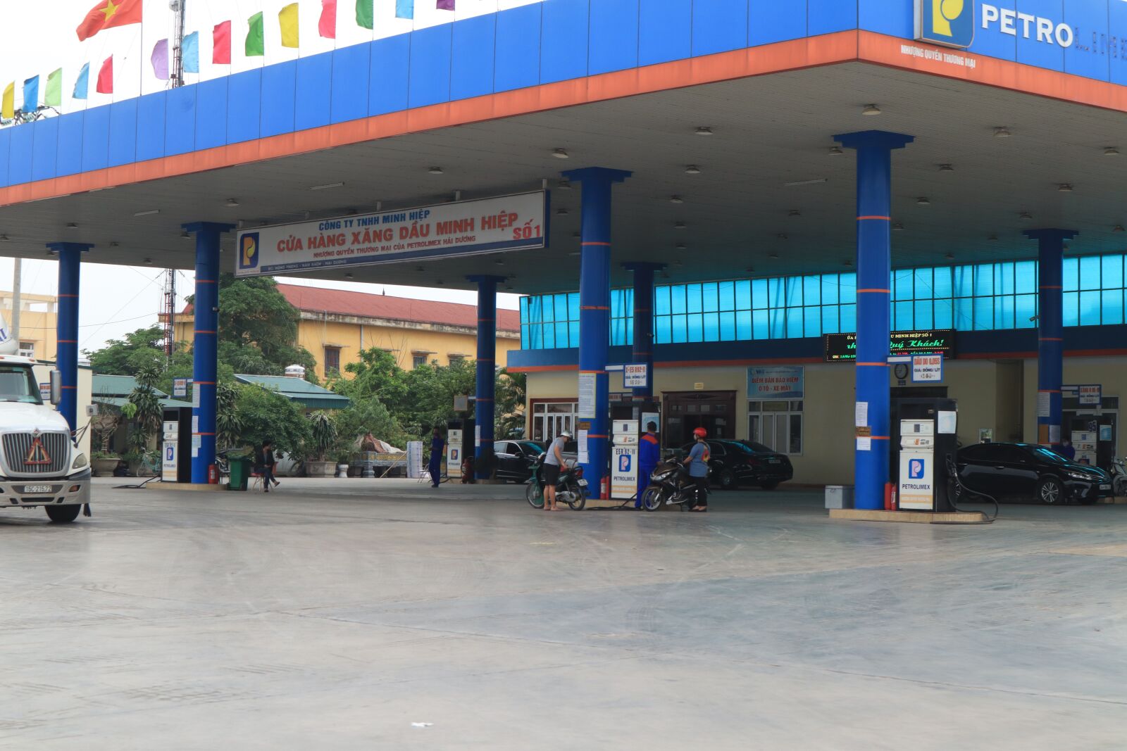 Canon EOS M50 (EOS Kiss M) sample photo. Of the, sell gasoline photography