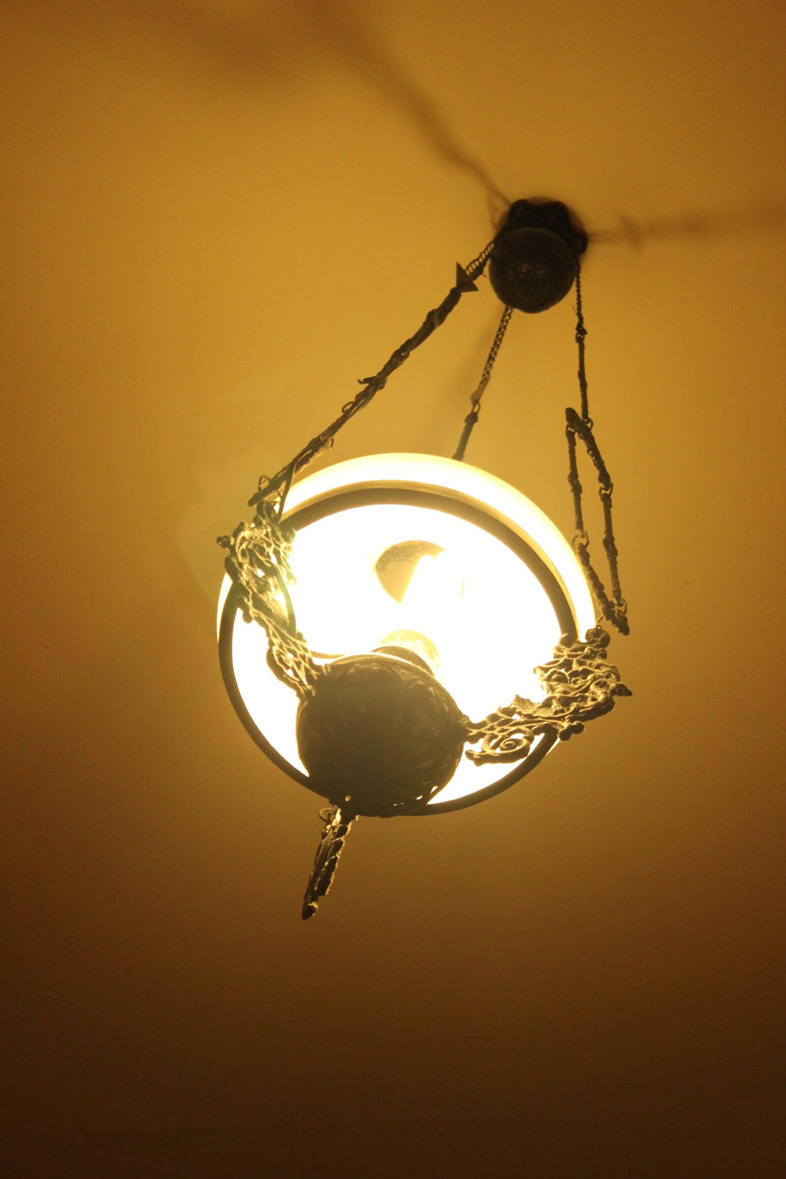Canon EOS 600D (Rebel EOS T3i / EOS Kiss X5) sample photo. Light, vintage, old house photography