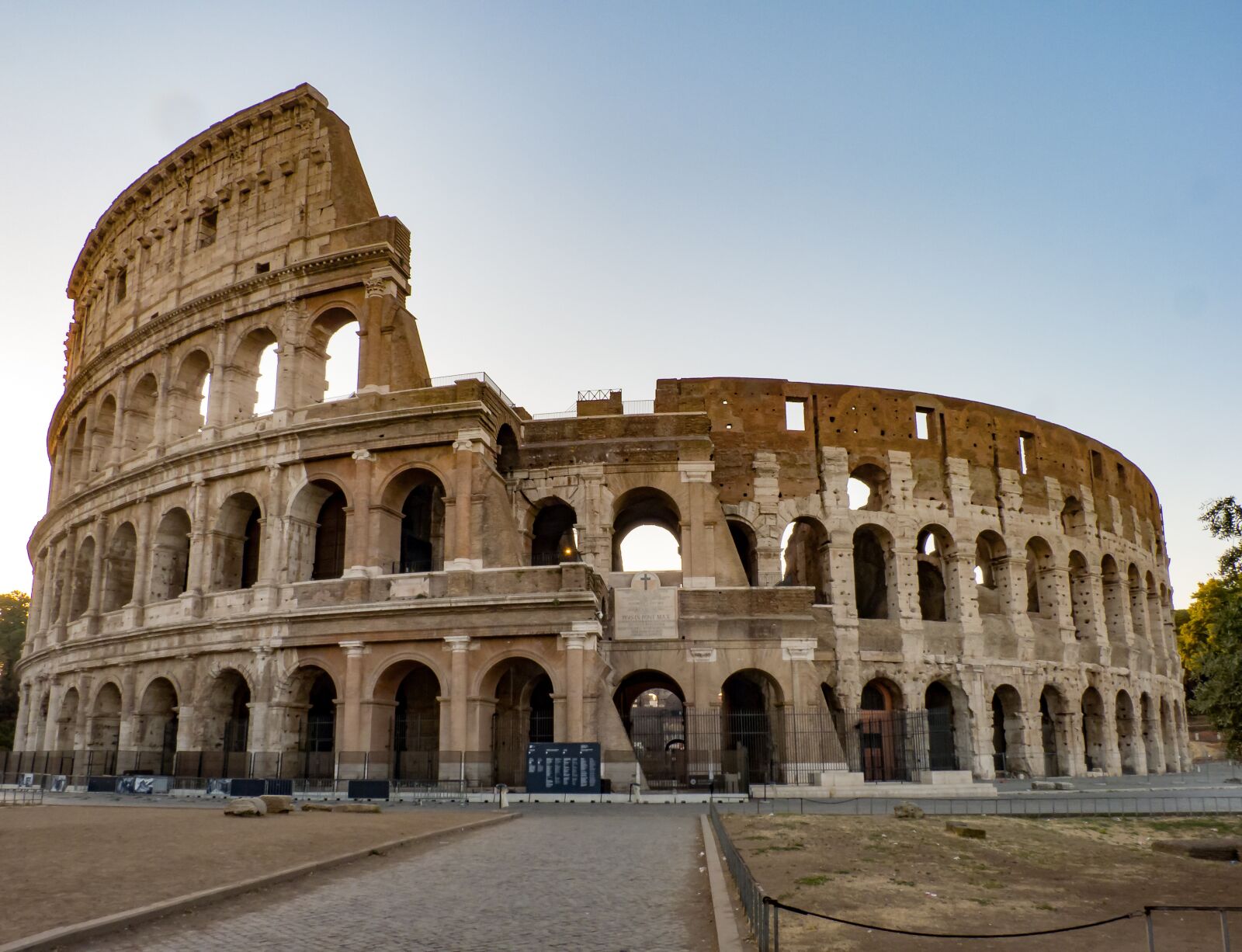 Panasonic Lumix DMC-FZ40 (Lumix DMC-FZ45) sample photo. Rome, the coliseum, italy photography