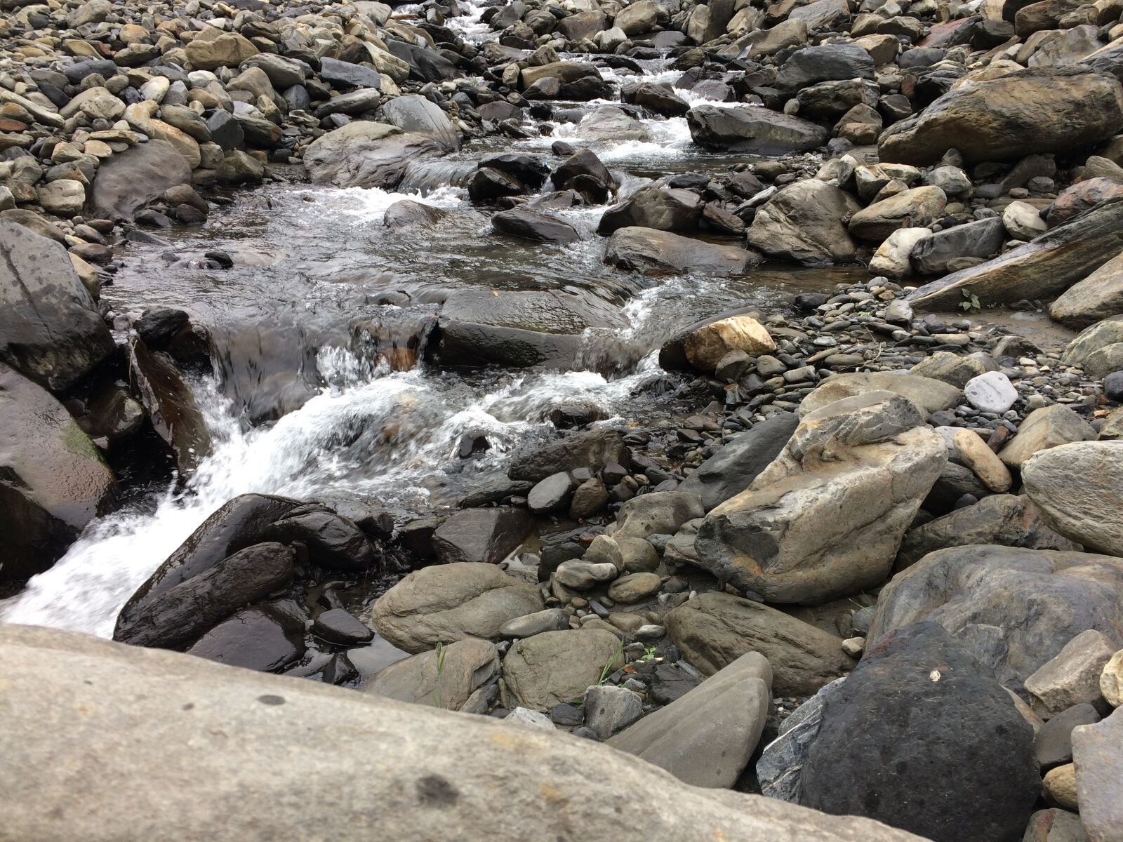 iPhone 5s back camera 4.15mm f/2.2 sample photo. River, water, rocks photography