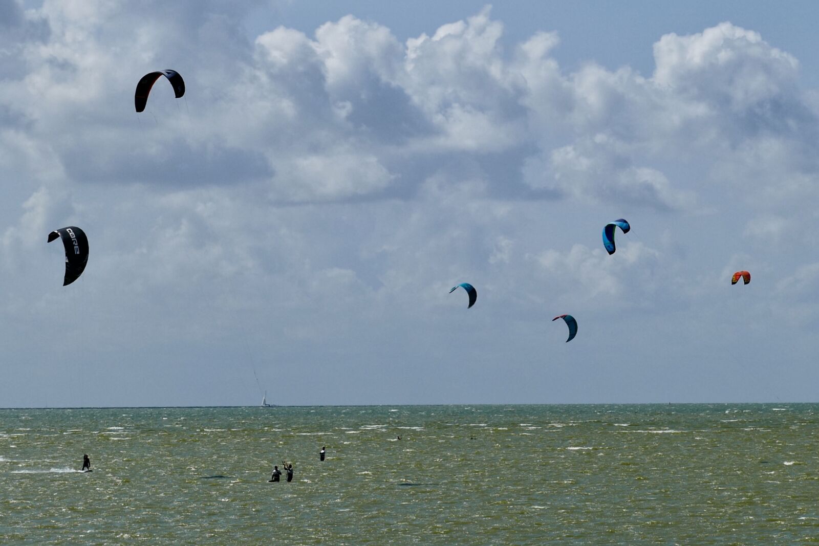 Panasonic Lumix DMC-FZ1000 sample photo. Kitesurfing, surf, sports photography