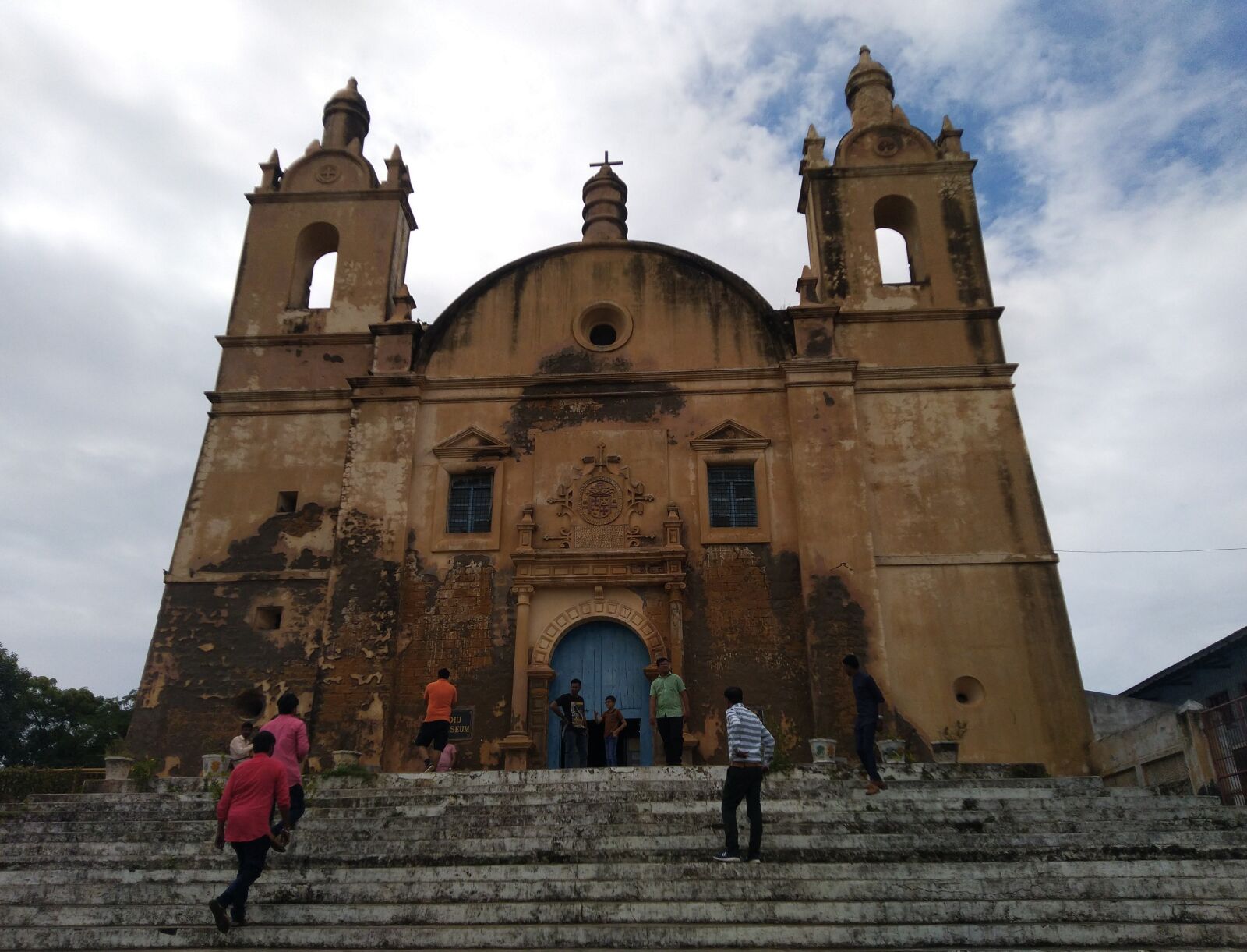 ASUS ZenFone Max Pro M1 (ZB602KL) (WW) / Max Pro M1 (ZB601KL) (IN) sample photo. Stair, church, sky photography