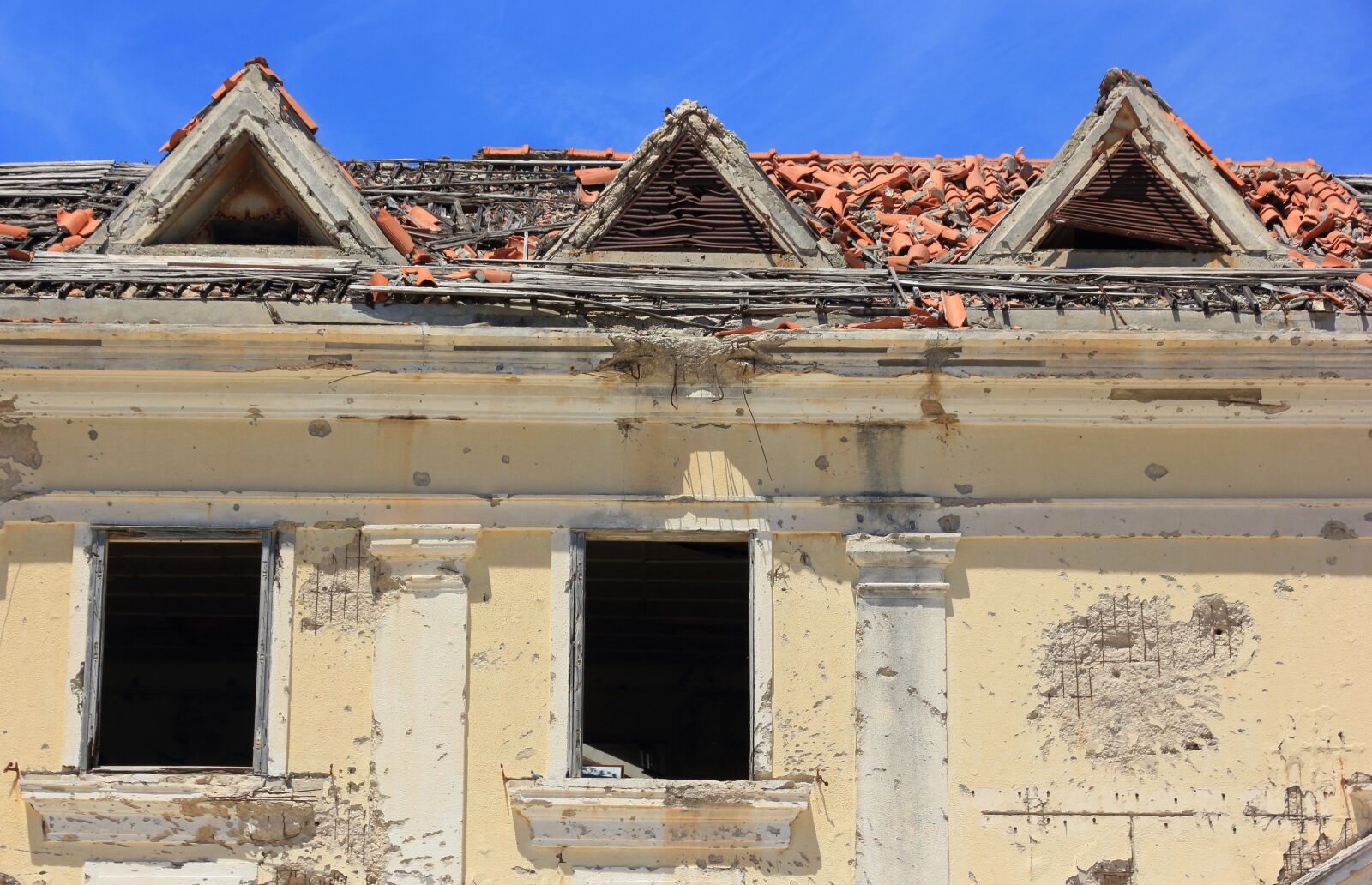 Canon EOS 550D (EOS Rebel T2i / EOS Kiss X4) sample photo. Croatia, kupari, abandoned photography