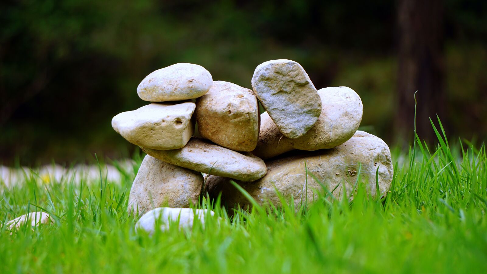 Sony E 55-210mm F4.5-6.3 OSS sample photo. Stones, mound, balance photography