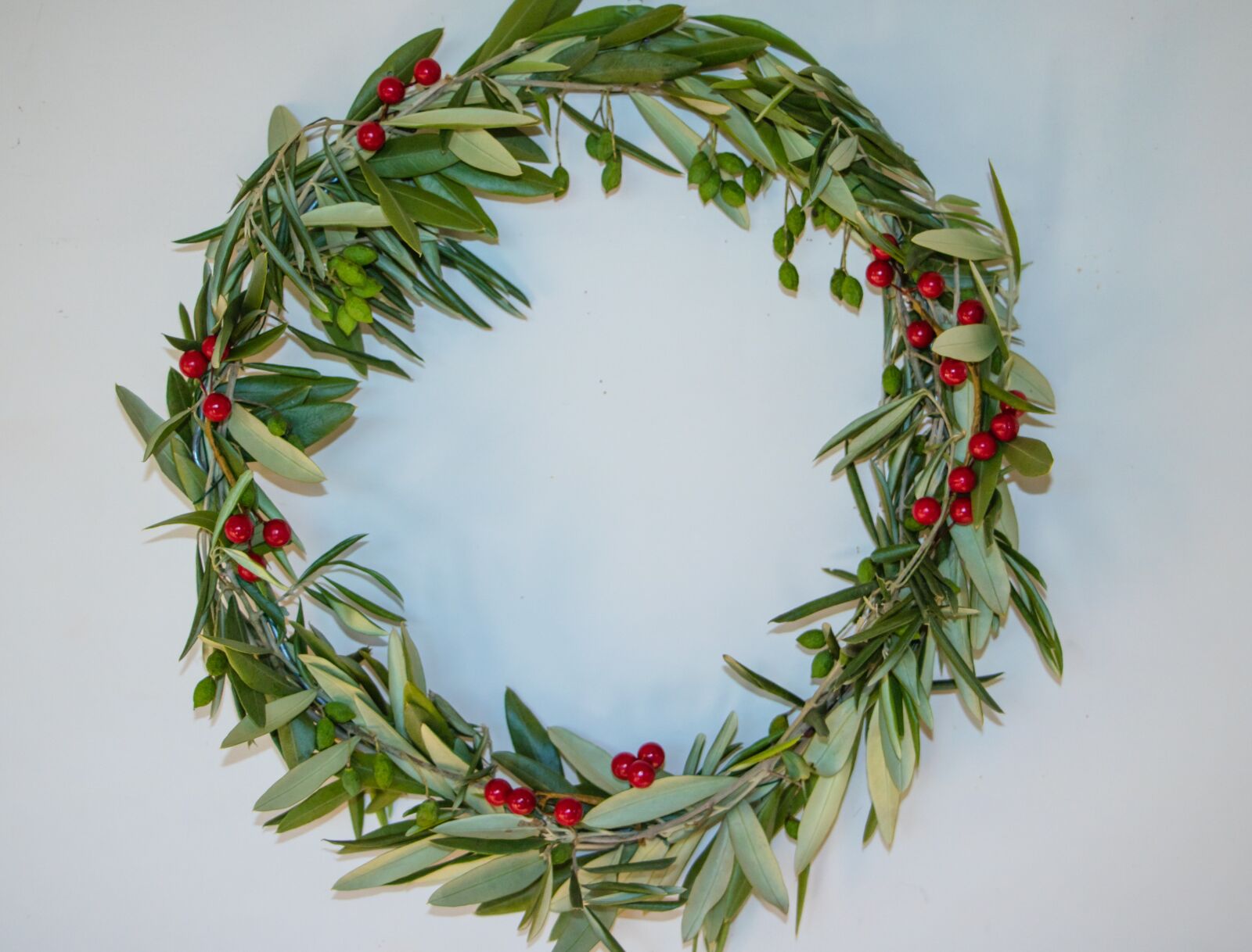 Canon EOS 760D (EOS Rebel T6s / EOS 8000D) + Canon EF-S 18-135mm F3.5-5.6 IS STM sample photo. Wreath, olive leaves, holly photography