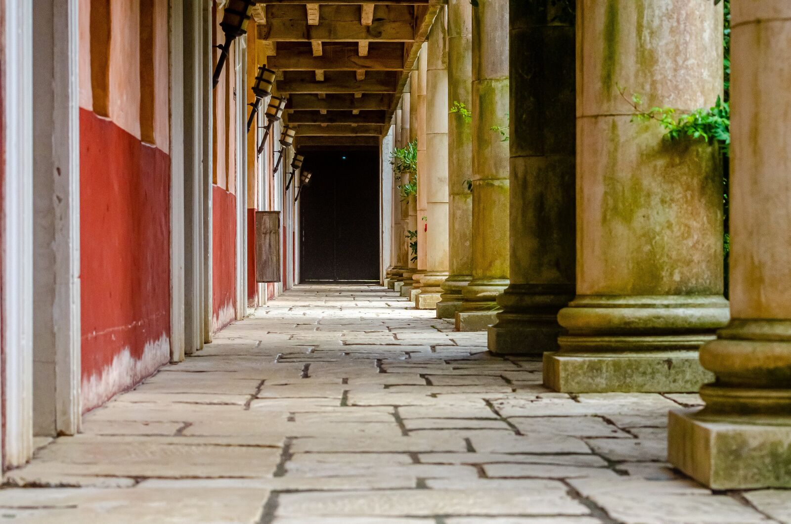 Nikon D7000 sample photo. Antique, corridor, column photography
