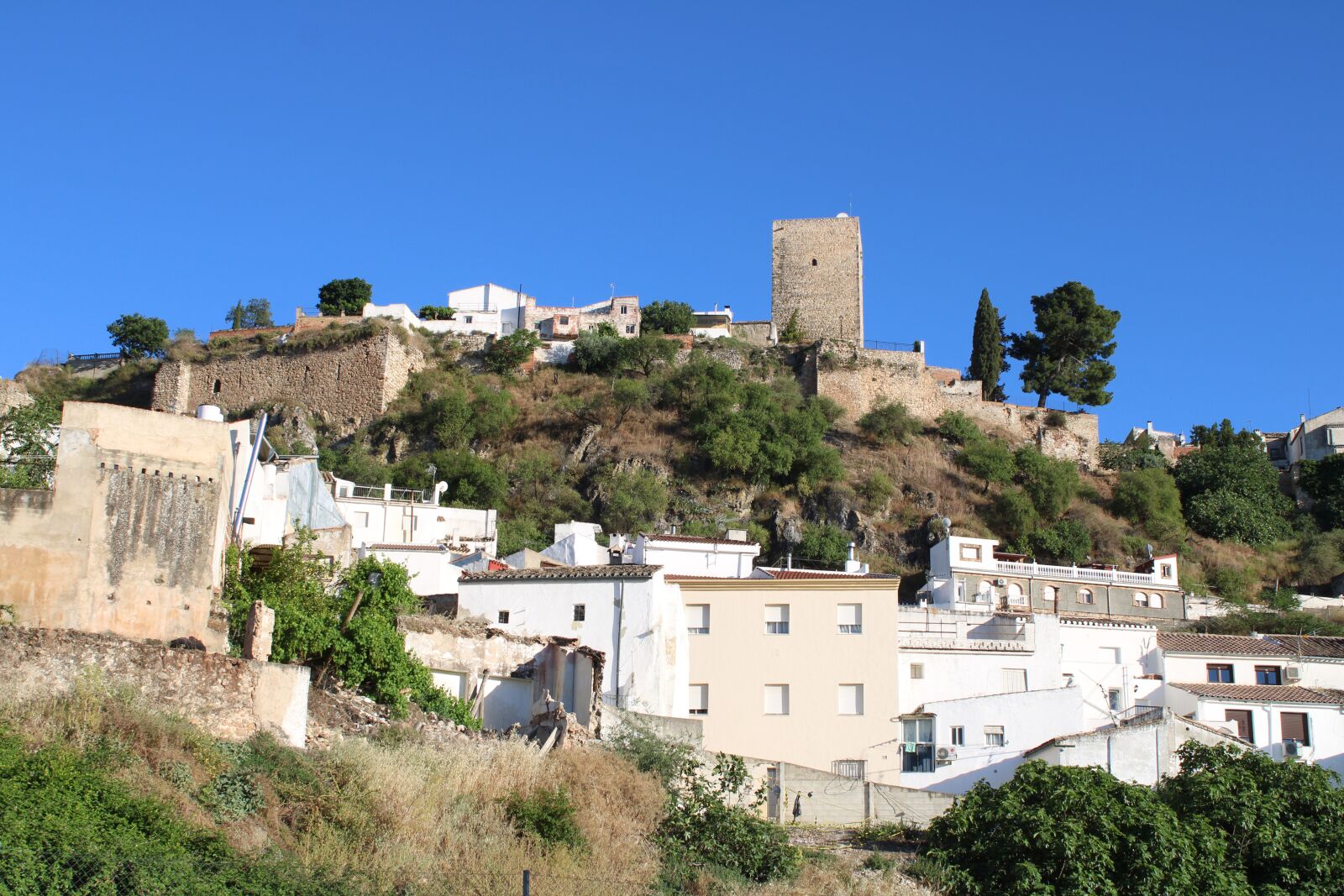 Canon EOS 2000D (EOS Rebel T7 / EOS Kiss X90 / EOS 1500D) sample photo. Tower, wall, almedina photography