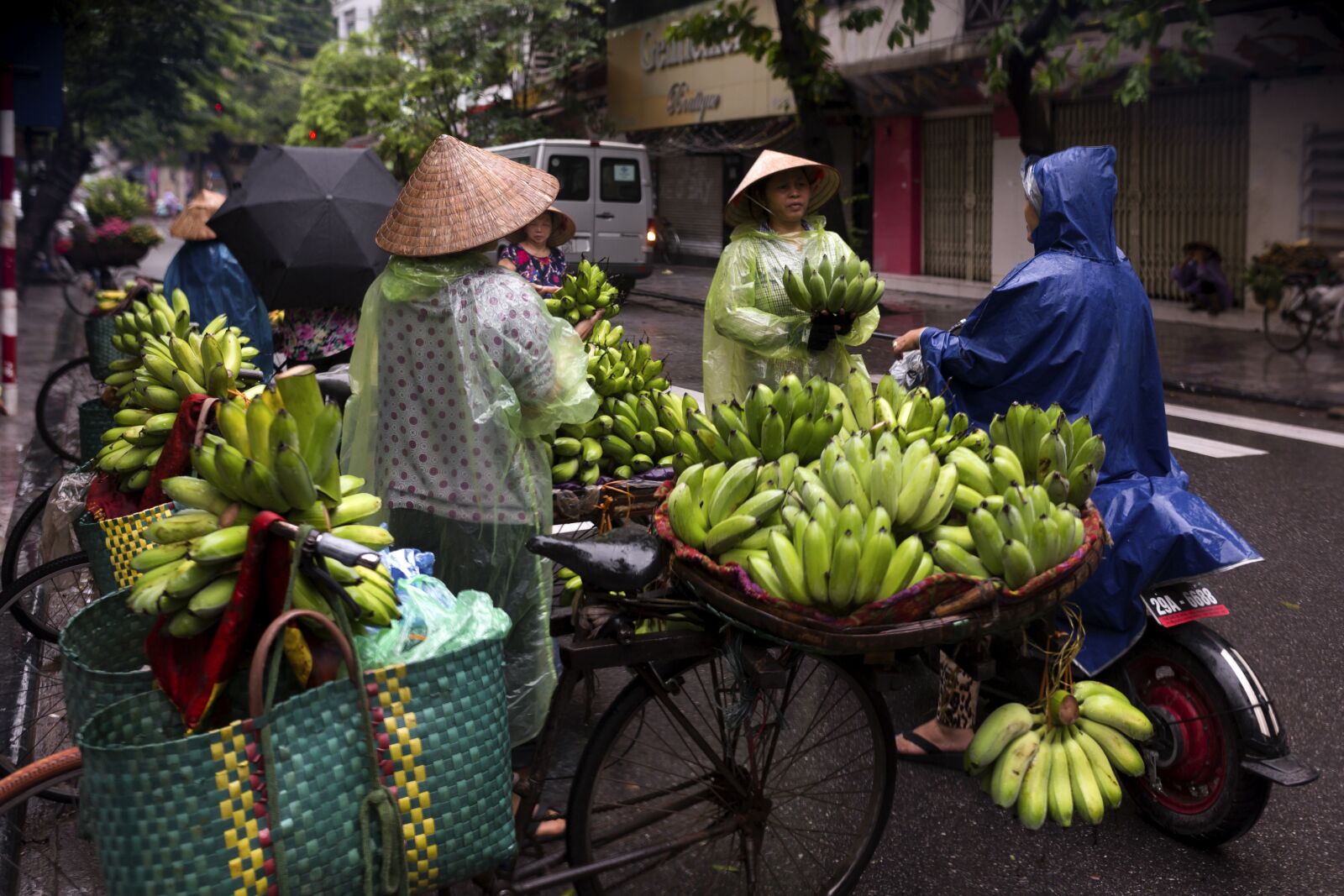 Canon EOS 5D Mark III sample photo. Hanoi street food, early photography