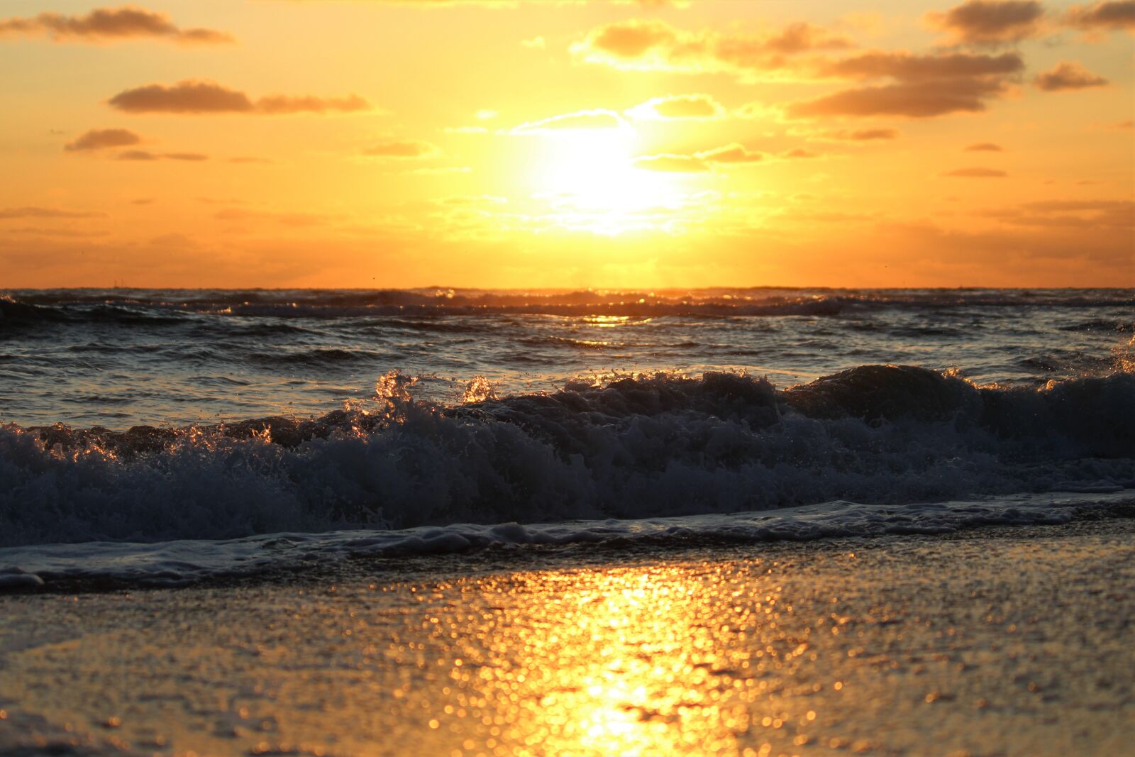 Canon EOS 4000D (EOS Rebel T100 / EOS 3000D) sample photo. Sunset, beach, sea photography