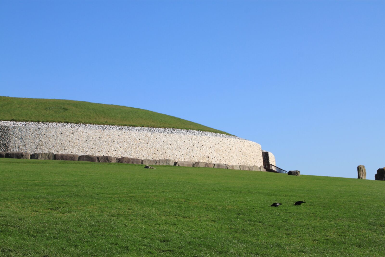 Canon EOS 500D (EOS Rebel T1i / EOS Kiss X3) sample photo. Newgrange, ireland, stone photography