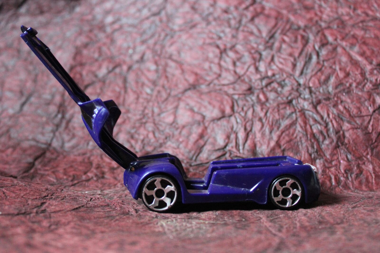 Canon EOS 600D (Rebel EOS T3i / EOS Kiss X5) sample photo. Toy, car, vehicle, blue photography