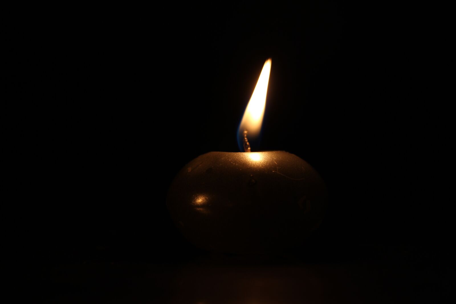 Canon EOS 700D (EOS Rebel T5i / EOS Kiss X7i) + Canon EF-S 18-135mm F3.5-5.6 IS STM sample photo. Candle, fire, darkness photography
