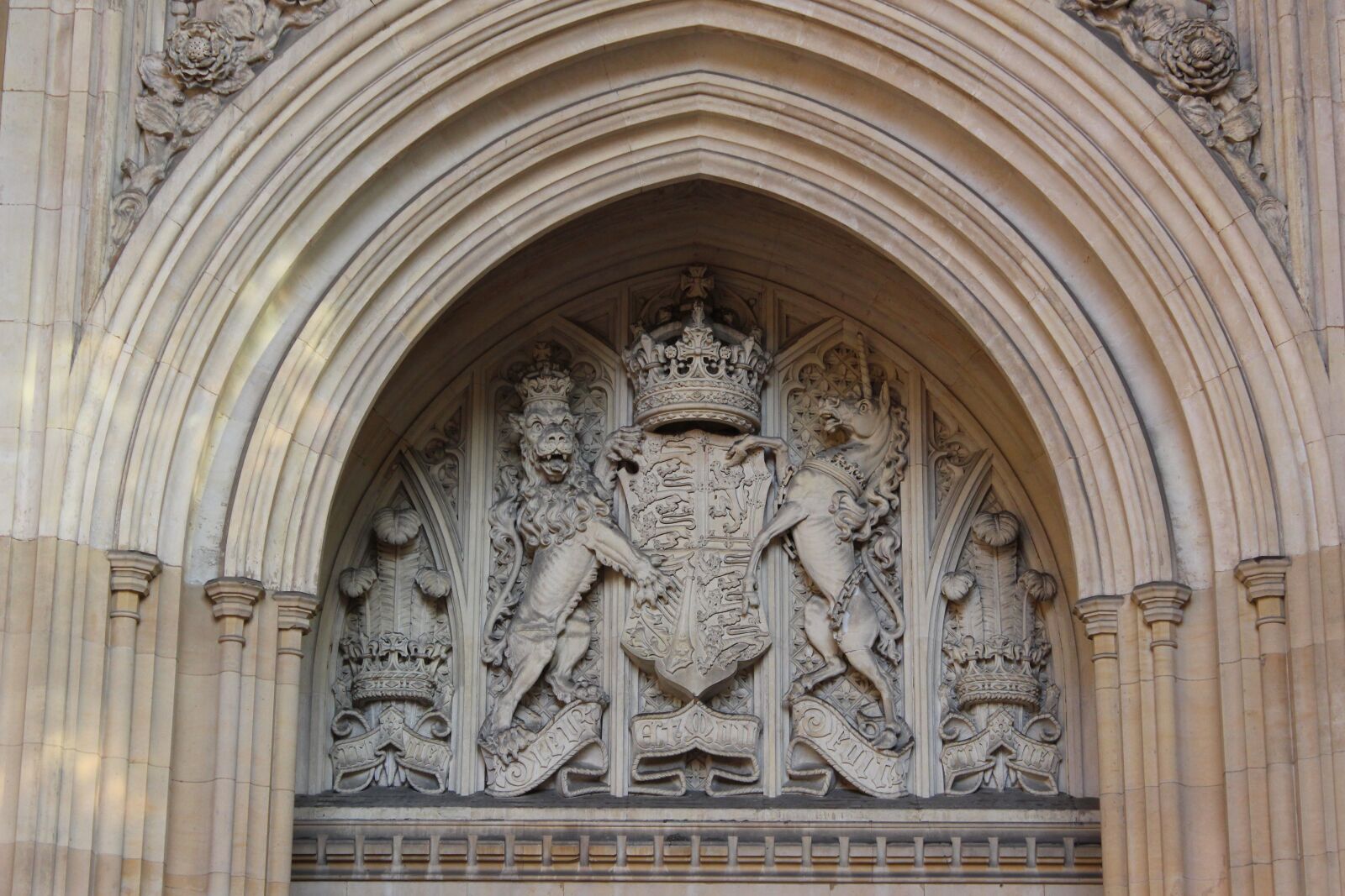 Canon EOS 100D (EOS Rebel SL1 / EOS Kiss X7) sample photo. Royal, parliament, coat of photography