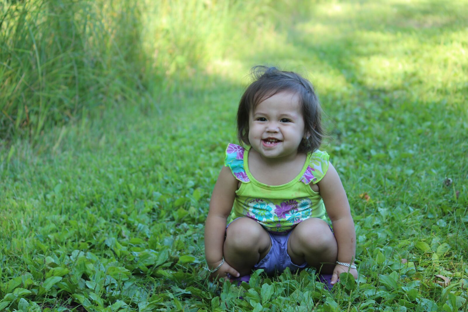 Canon EOS 600D (Rebel EOS T3i / EOS Kiss X5) + Canon EF-S 55-250mm F4-5.6 IS II sample photo. Baby girl, smile, grass photography