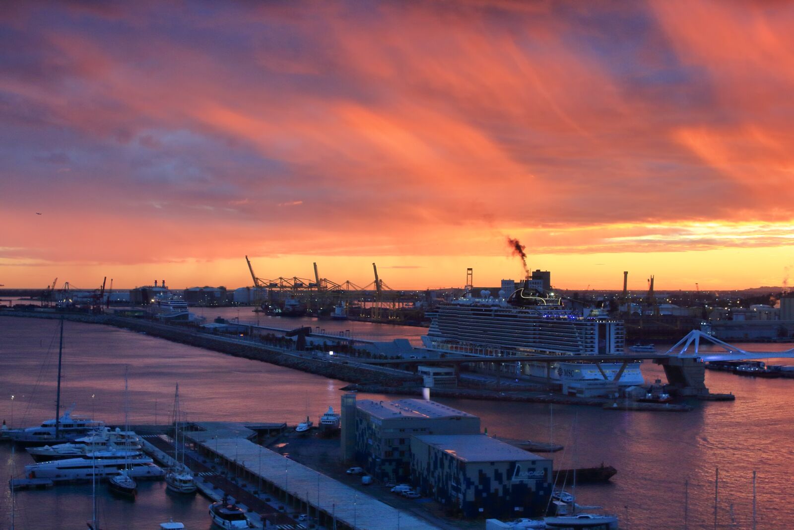 Canon EOS 550D (EOS Rebel T2i / EOS Kiss X4) sample photo. Barcelona, the port of photography